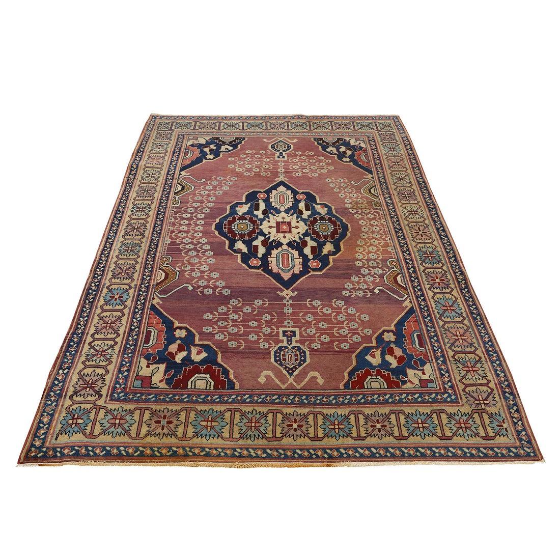 I tappeti Agra sono un tipo di tappeto indiano originario della città di Agra, situata nel nord dell'India, nota per la sua ricca storia di tessitura e per la vicinanza al famoso Taj Mahal. Questi tappeti sono famosi per i loro design lussuosi,