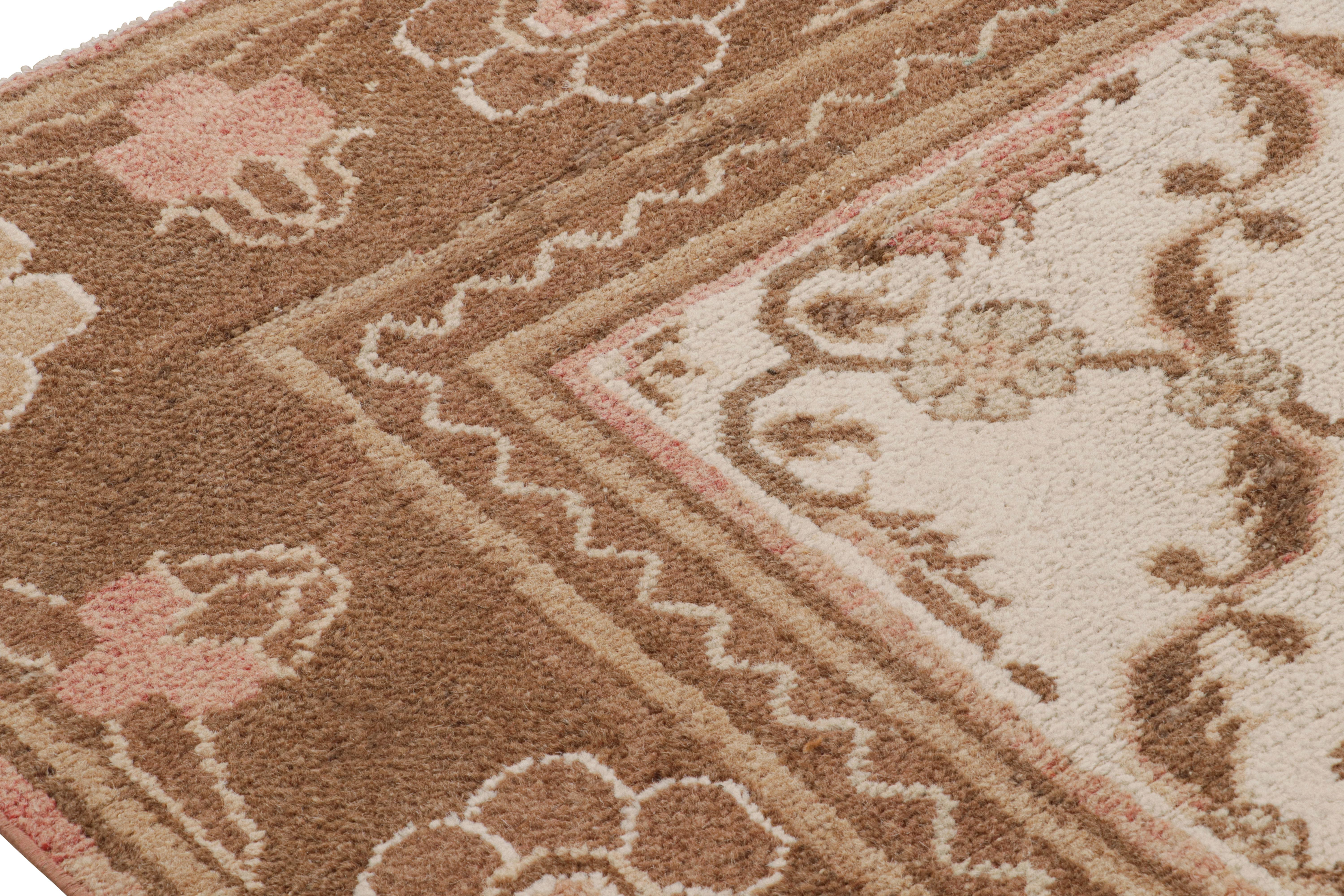 Cinese Tappeto quadrato antico Agra in bianco con fiori marroni e rosa, da Rug & Kilim in vendita