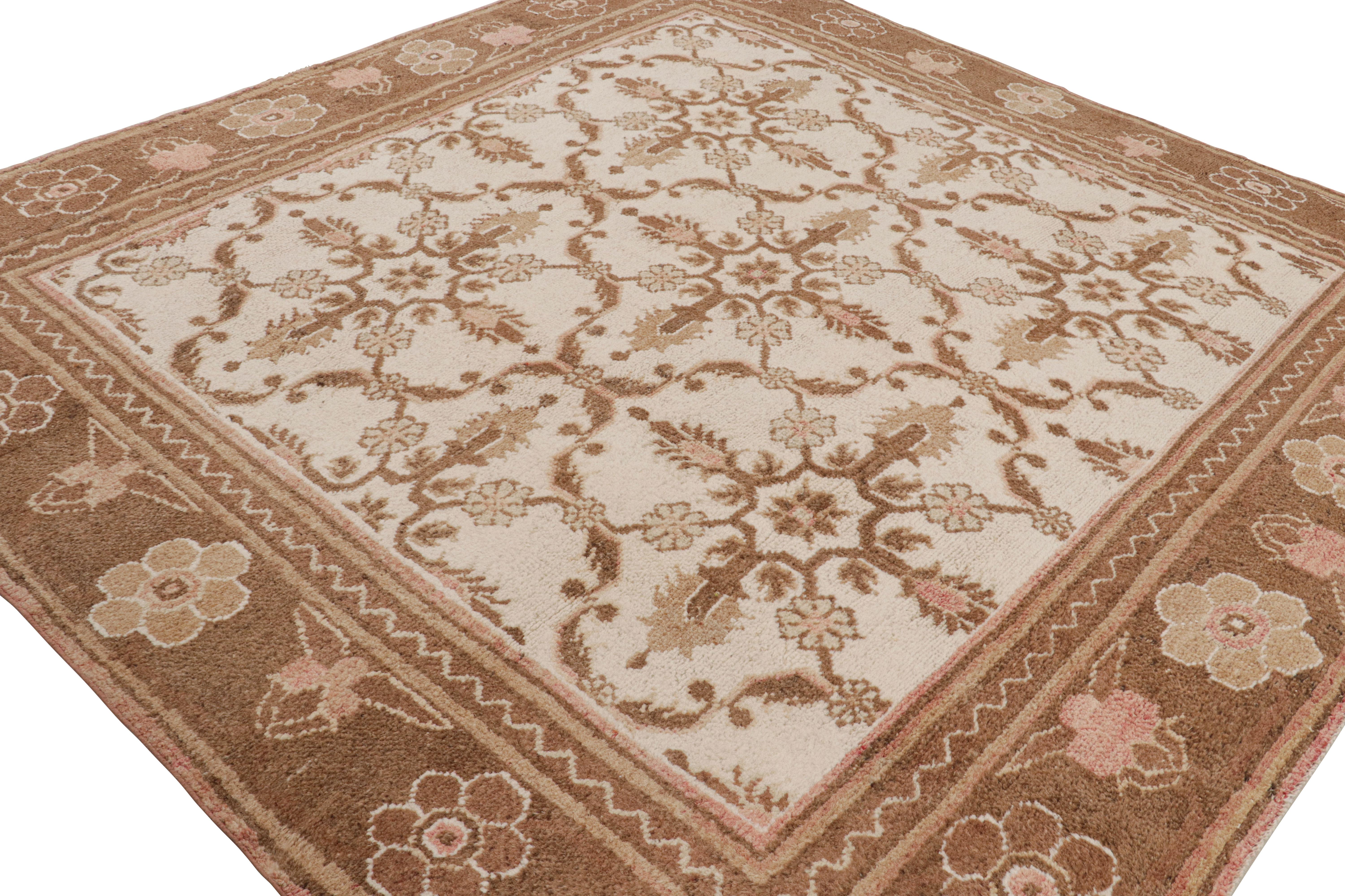 Annodato a mano Tappeto quadrato antico Agra in bianco con fiori marroni e rosa, da Rug & Kilim in vendita