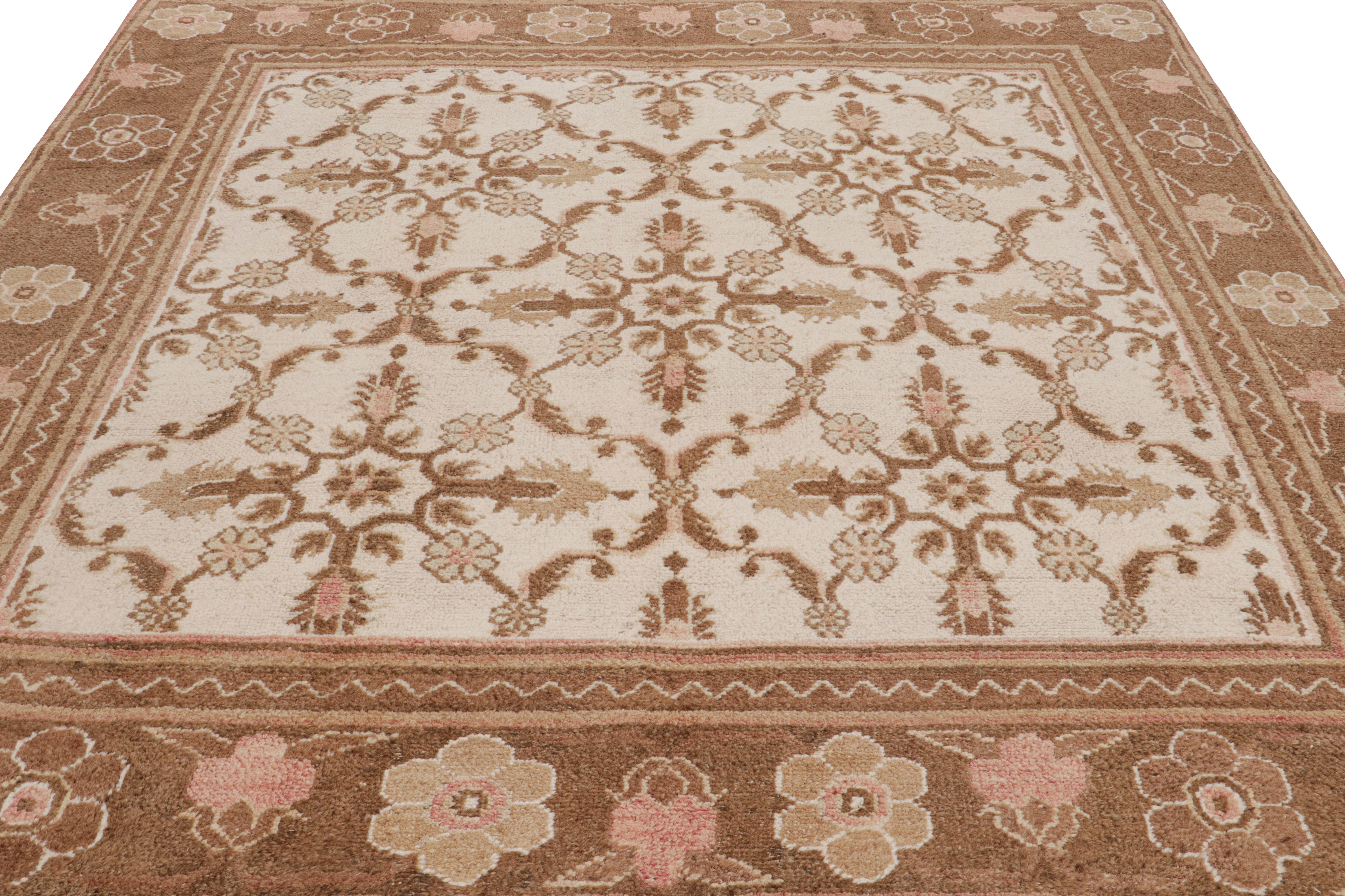 Tappeto quadrato antico Agra in bianco con fiori marroni e rosa, da Rug & Kilim In condizioni buone in vendita a Long Island City, NY