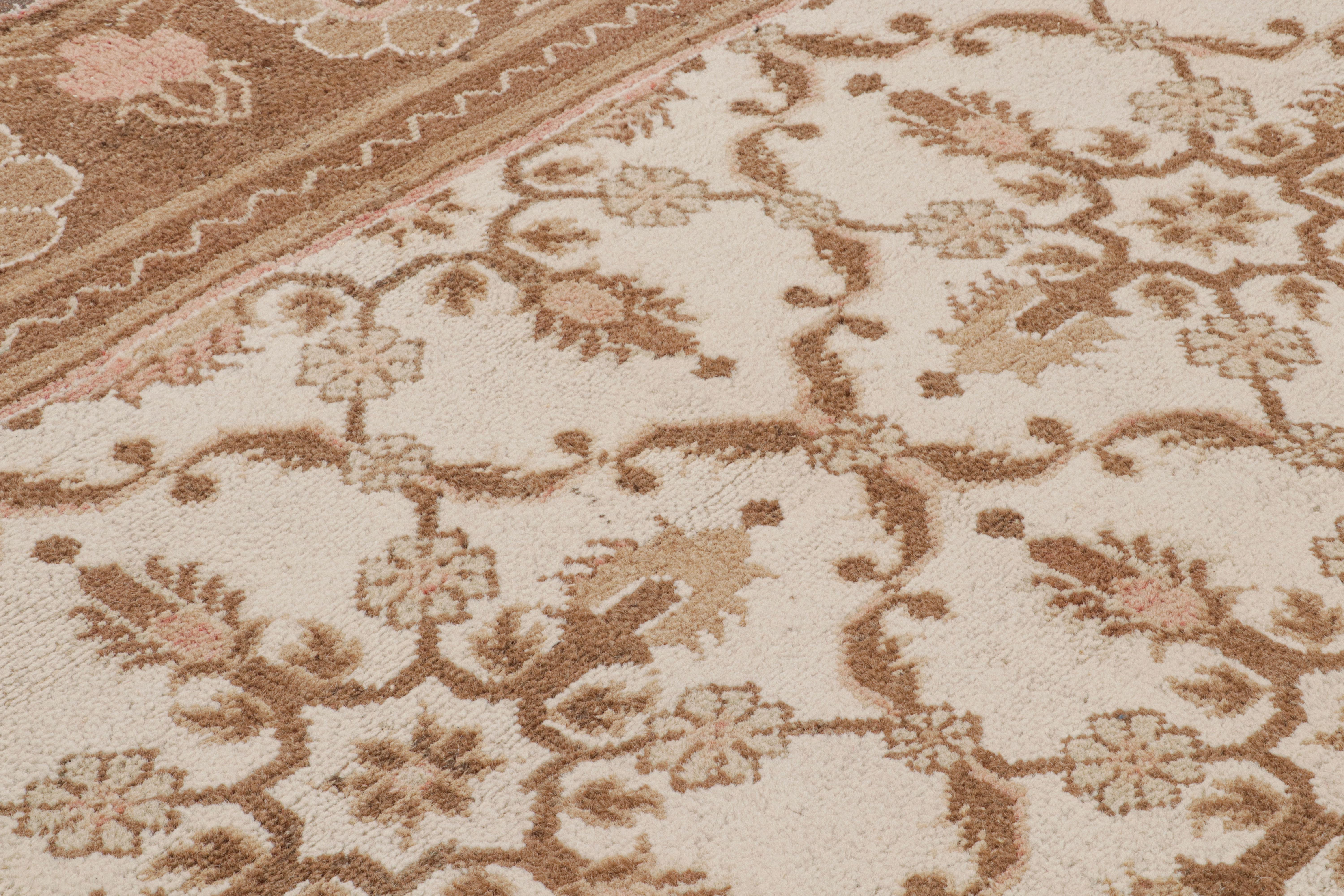 Inizio XX secolo Tappeto quadrato antico Agra in bianco con fiori marroni e rosa, da Rug & Kilim in vendita