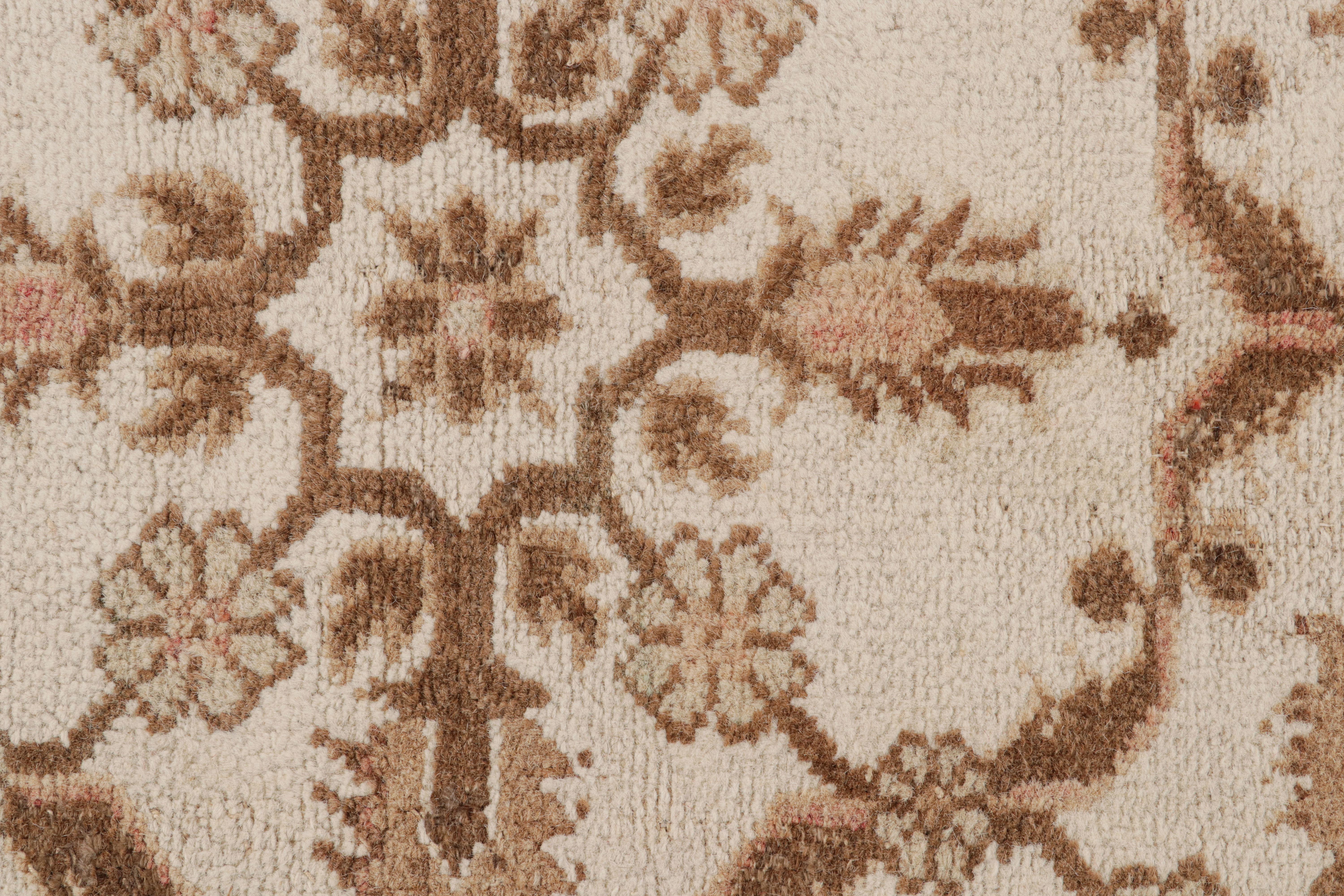 Lana Tappeto quadrato antico Agra in bianco con fiori marroni e rosa, da Rug & Kilim in vendita