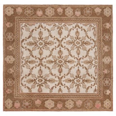 Antiker quadratischer Agra-Teppich in Weiß mit braunen und rosafarbenen Blumen, von Rug & Kilim