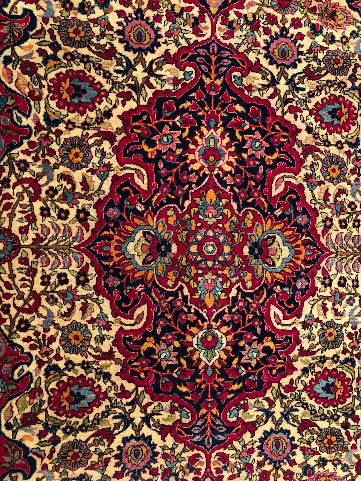 Antiker antiker Ahmad Esfahan Teppich Antiker persischer Esfahan Teppich Teheran, vor 1900  (Handgeknüpft) im Angebot