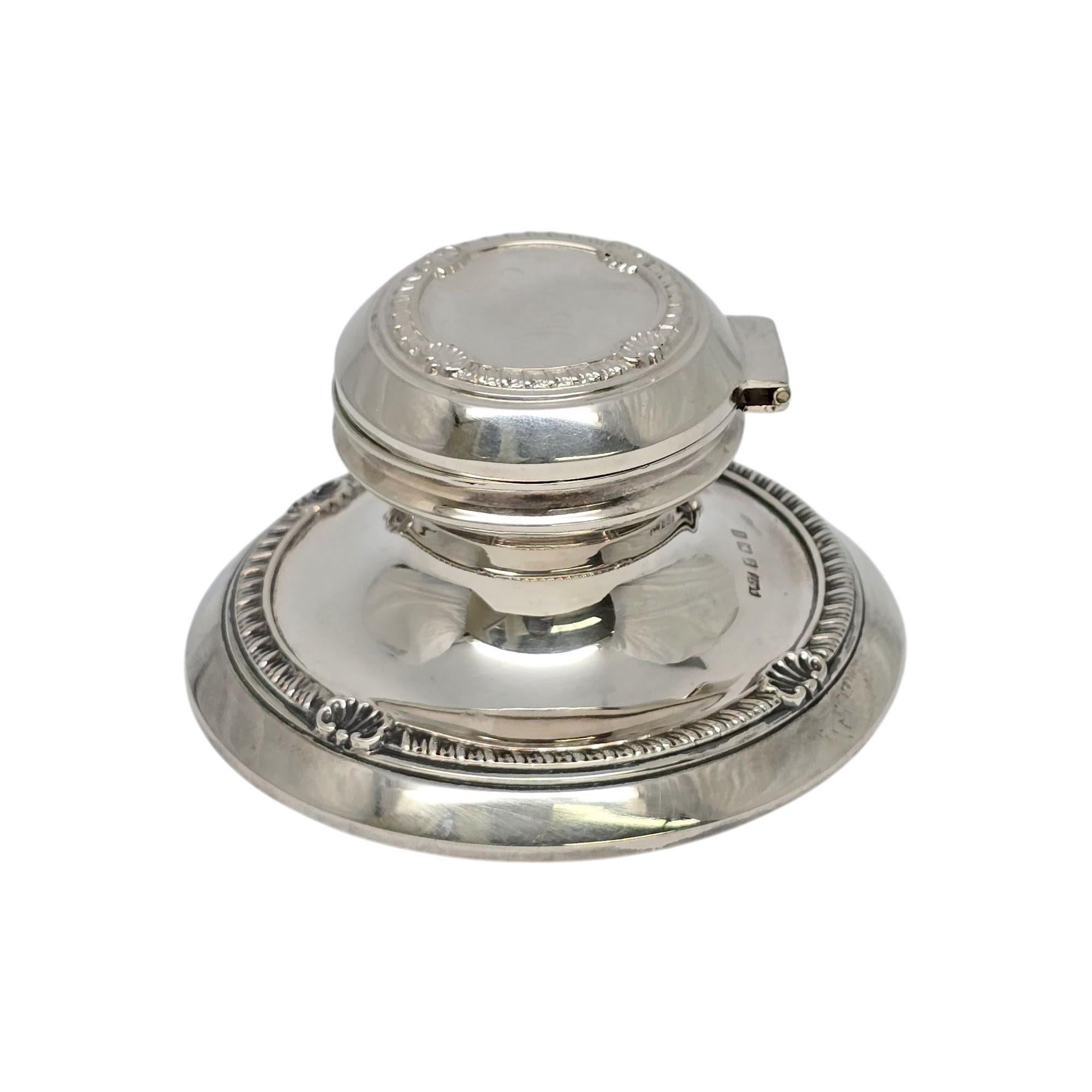 Encrier ancien en argent sterling par A&J Zimmerman de Birmingham, Angleterre, vers 1908.

Pas de monogramme ni de gravure.

Un bel encrier avec un couvercle à charnière au-dessus de l'encrier qui contient un insert transparent pour l'encre.

Mesure