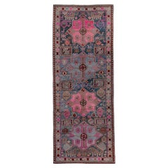 Antiker langer Akstafa-Teppich mit hellblauem Farbfeld und rosafarbenen Schirmen 