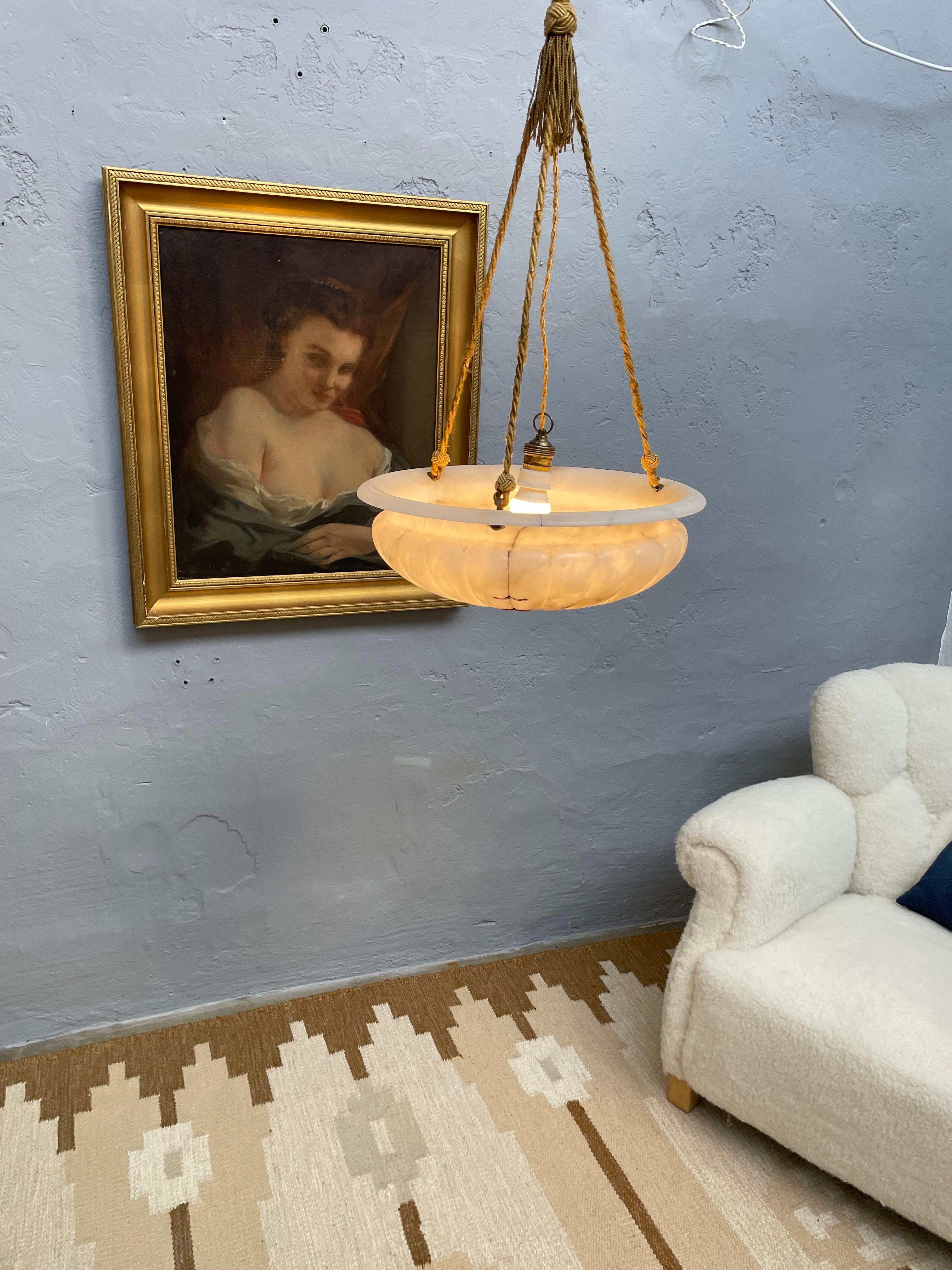 Araña Plafonnier Art Decó de Alabastro Antiguo Hecho a mano en venta
