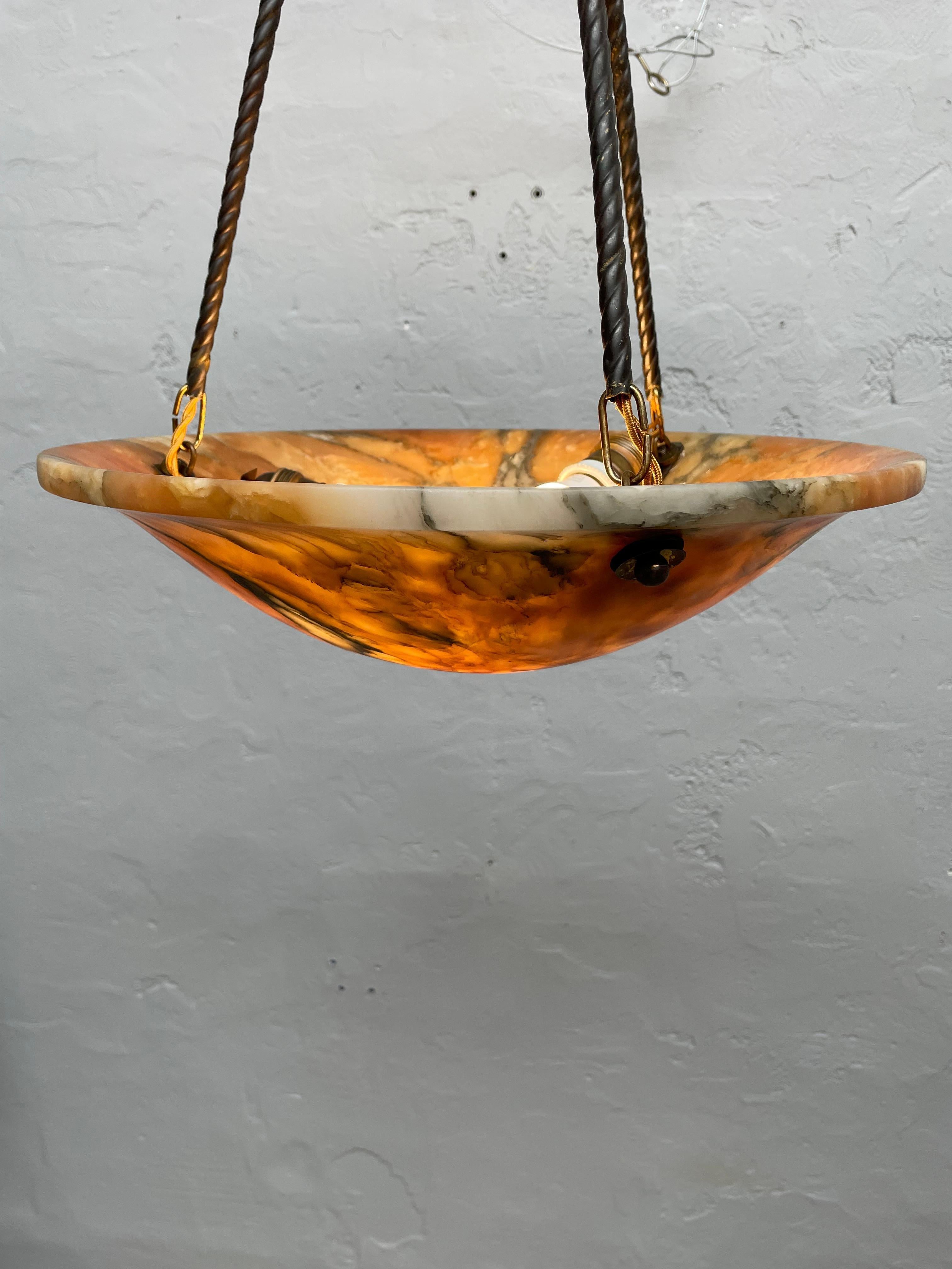 Antigua lámpara de araña Art Decó plafonnier de alabastro en buen estado y con desgaste propio de la edad.
Conserva los 3 portalámparas E27 originales de latón y porcelana en perfecto estado de funcionamiento. 
Los herrajes de latón presentan un