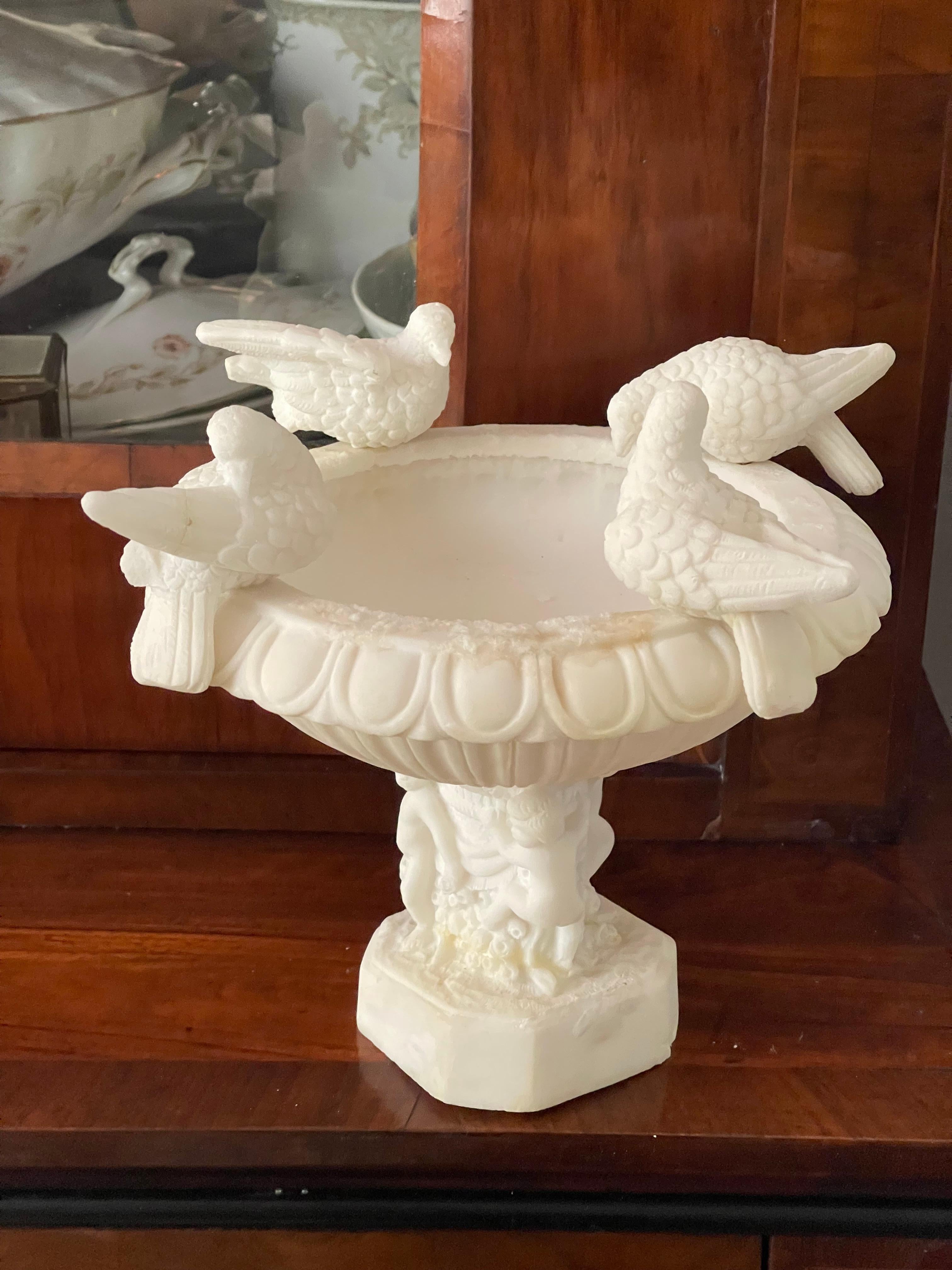Antigua Bañera de Alabastro para Pájaros Tallada con Masillas Movimiento estético en venta