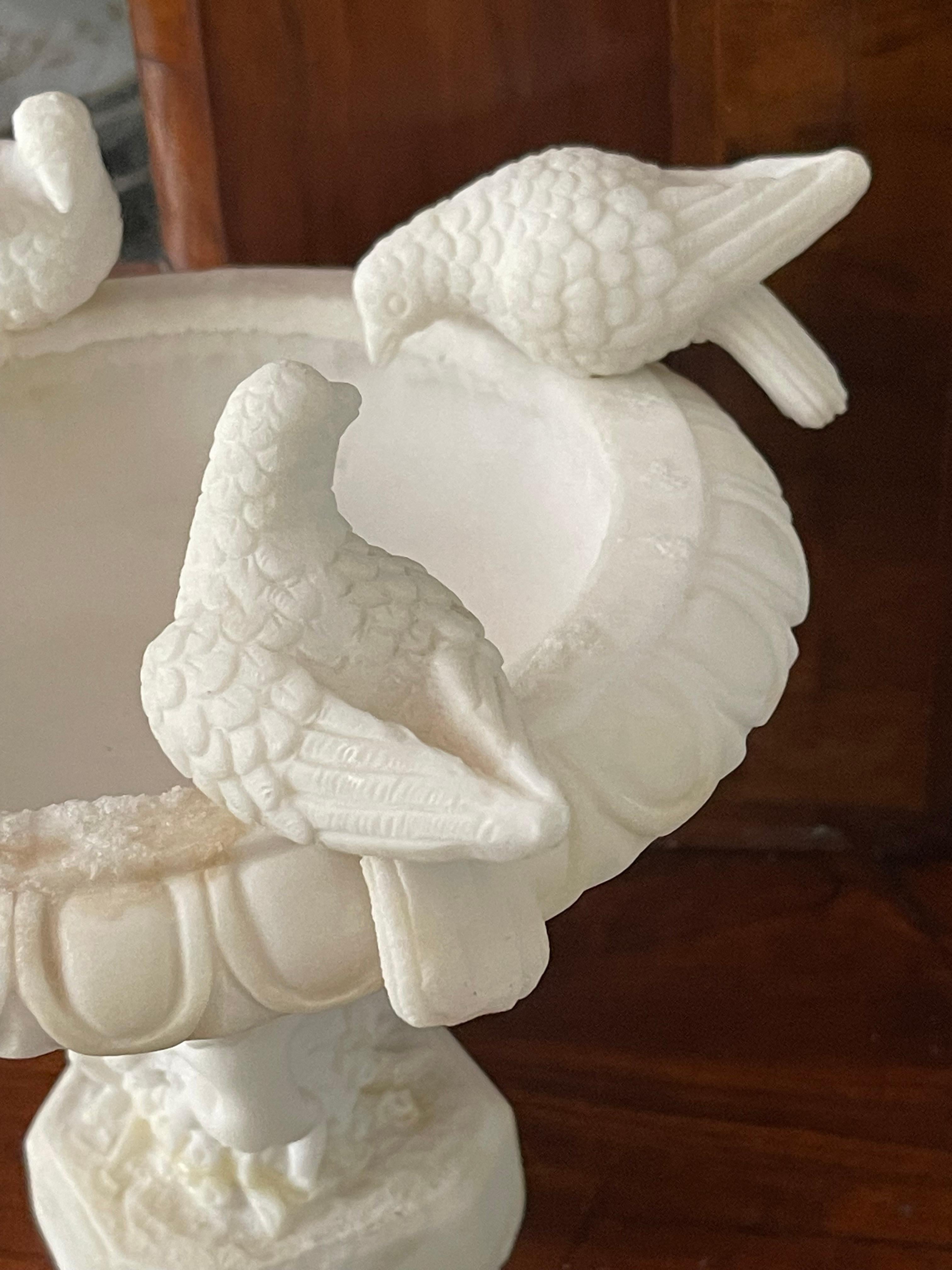 Antigua Bañera de Alabastro para Pájaros Tallada con Masillas Italiano en venta