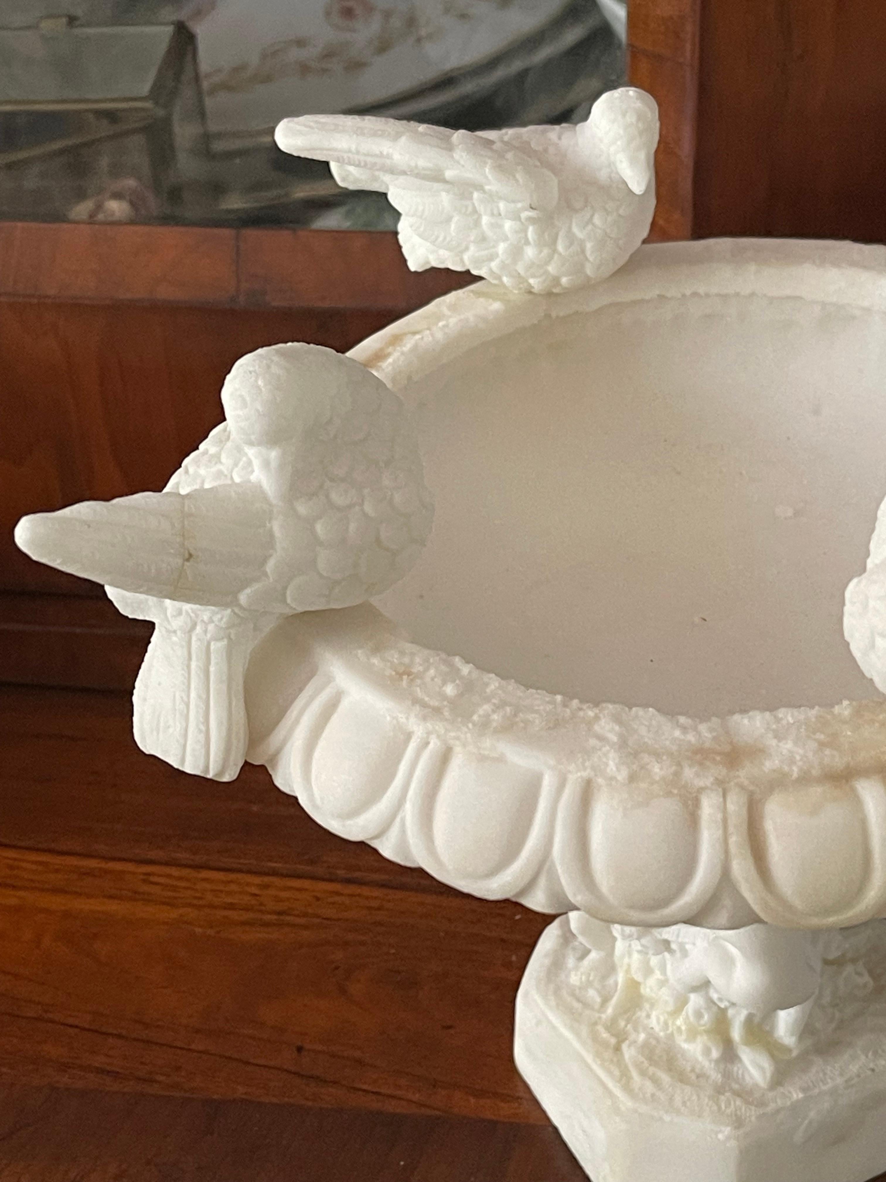 Antigua Bañera de Alabastro para Pájaros Tallada con Masillas Tallado a mano en venta