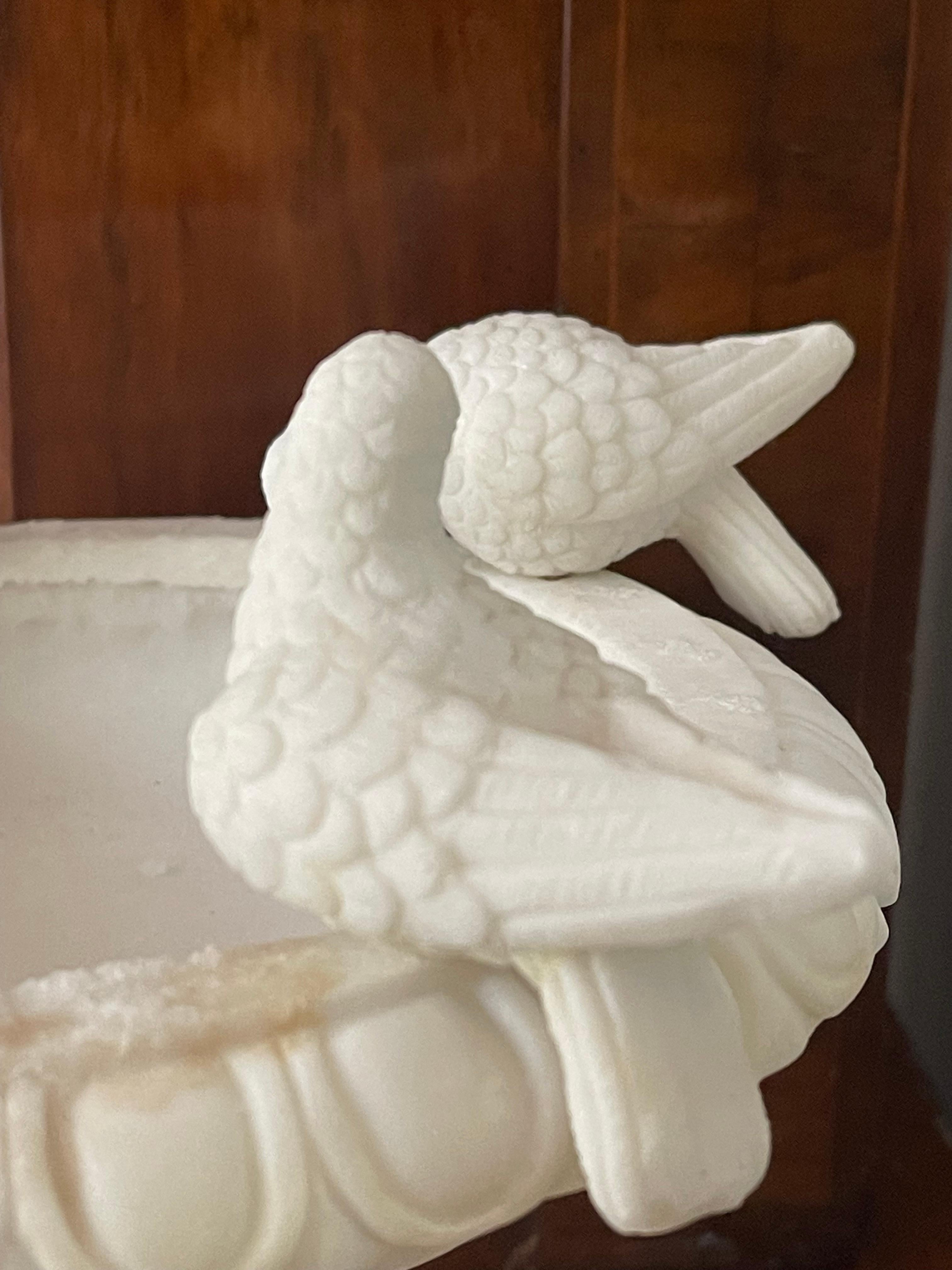 Antigua Bañera de Alabastro para Pájaros Tallada con Masillas en venta 2