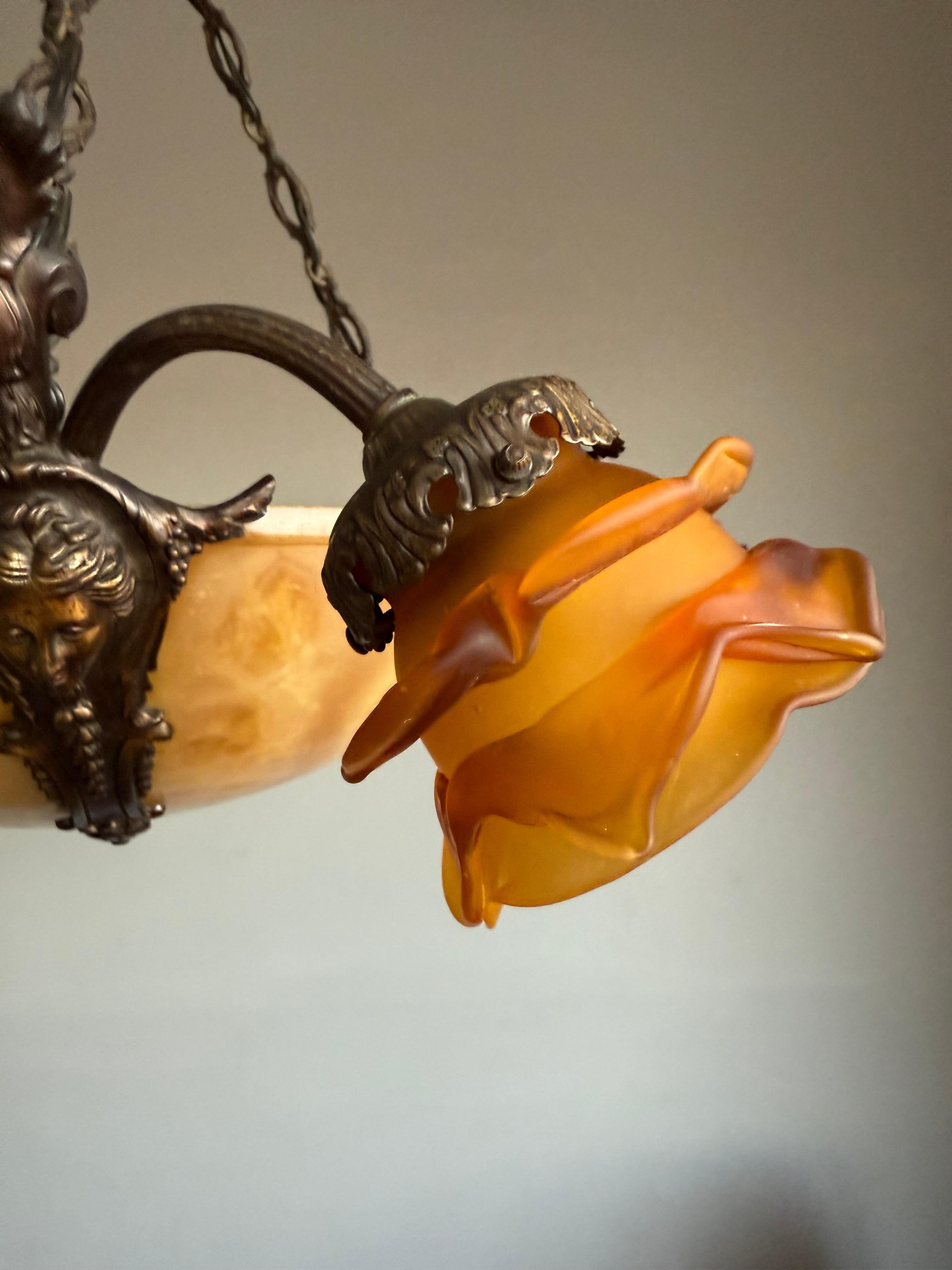 Lampadario / Ciondolo antico in alabastro w. Sculture e paralumi di dea in bronzo in vendita 2