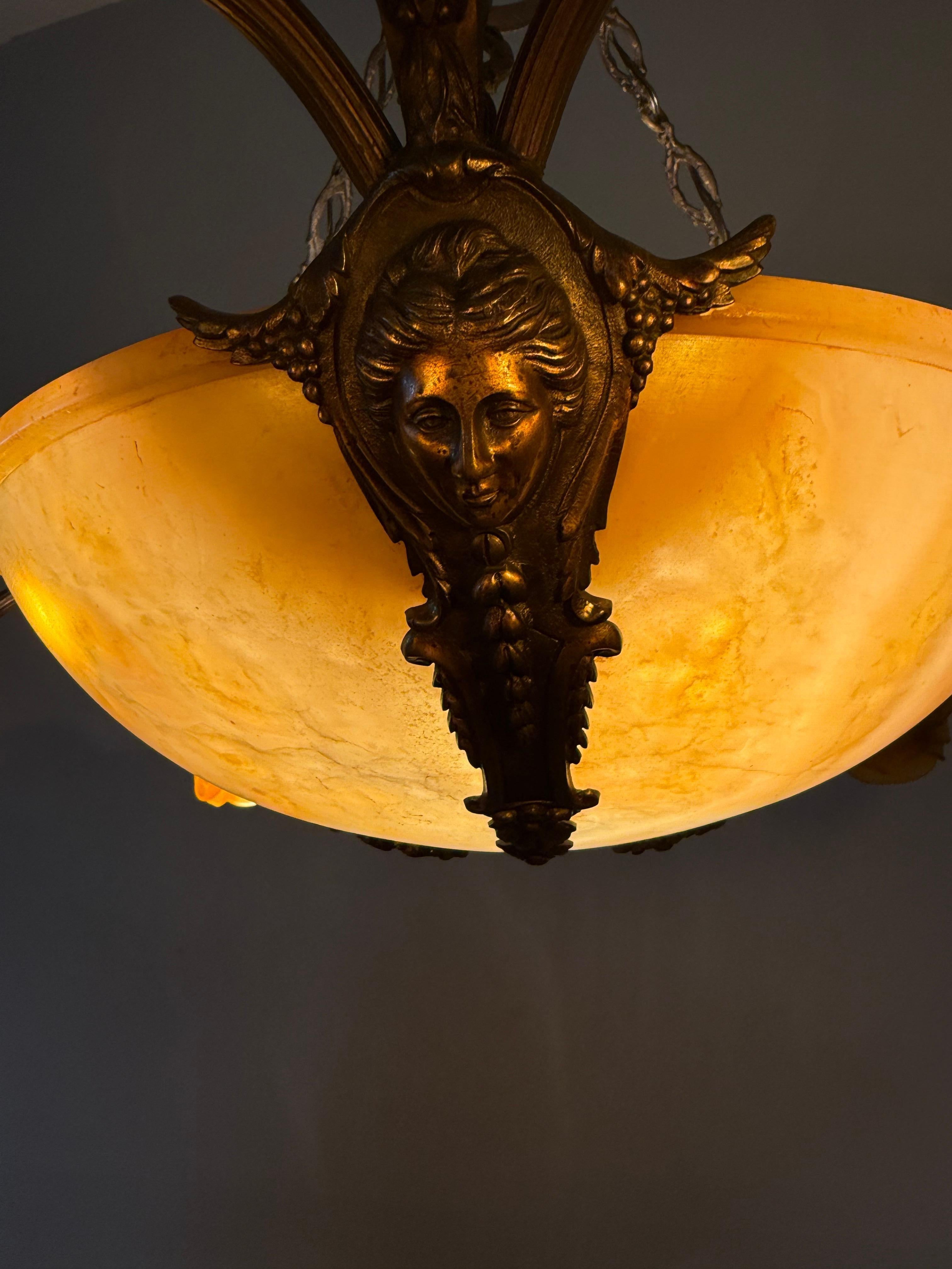 Lampadario / Ciondolo antico in alabastro w. Sculture e paralumi di dea in bronzo in vendita 3
