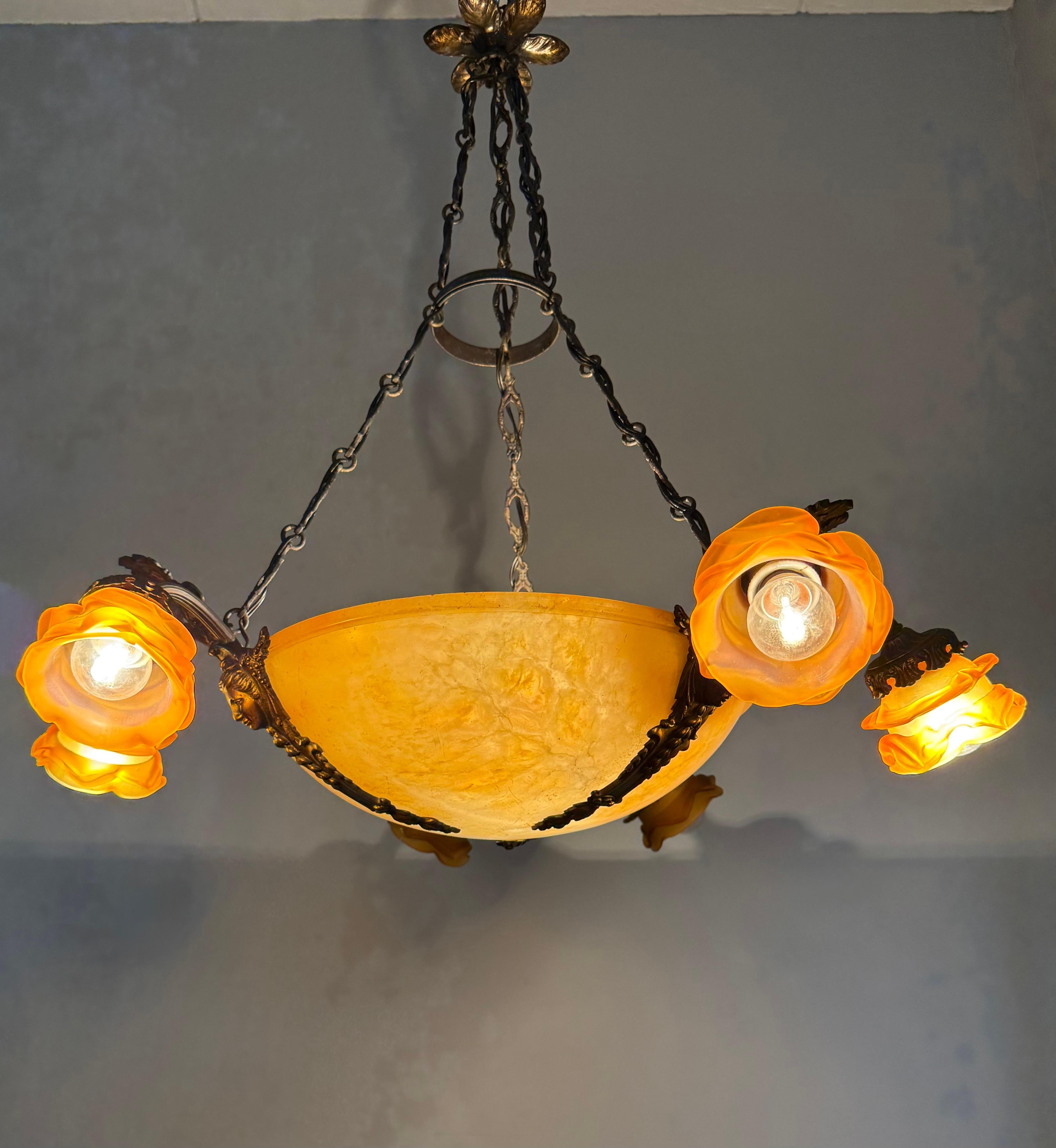 Lampadario / Ciondolo antico in alabastro w. Sculture e paralumi di dea in bronzo in vendita 4
