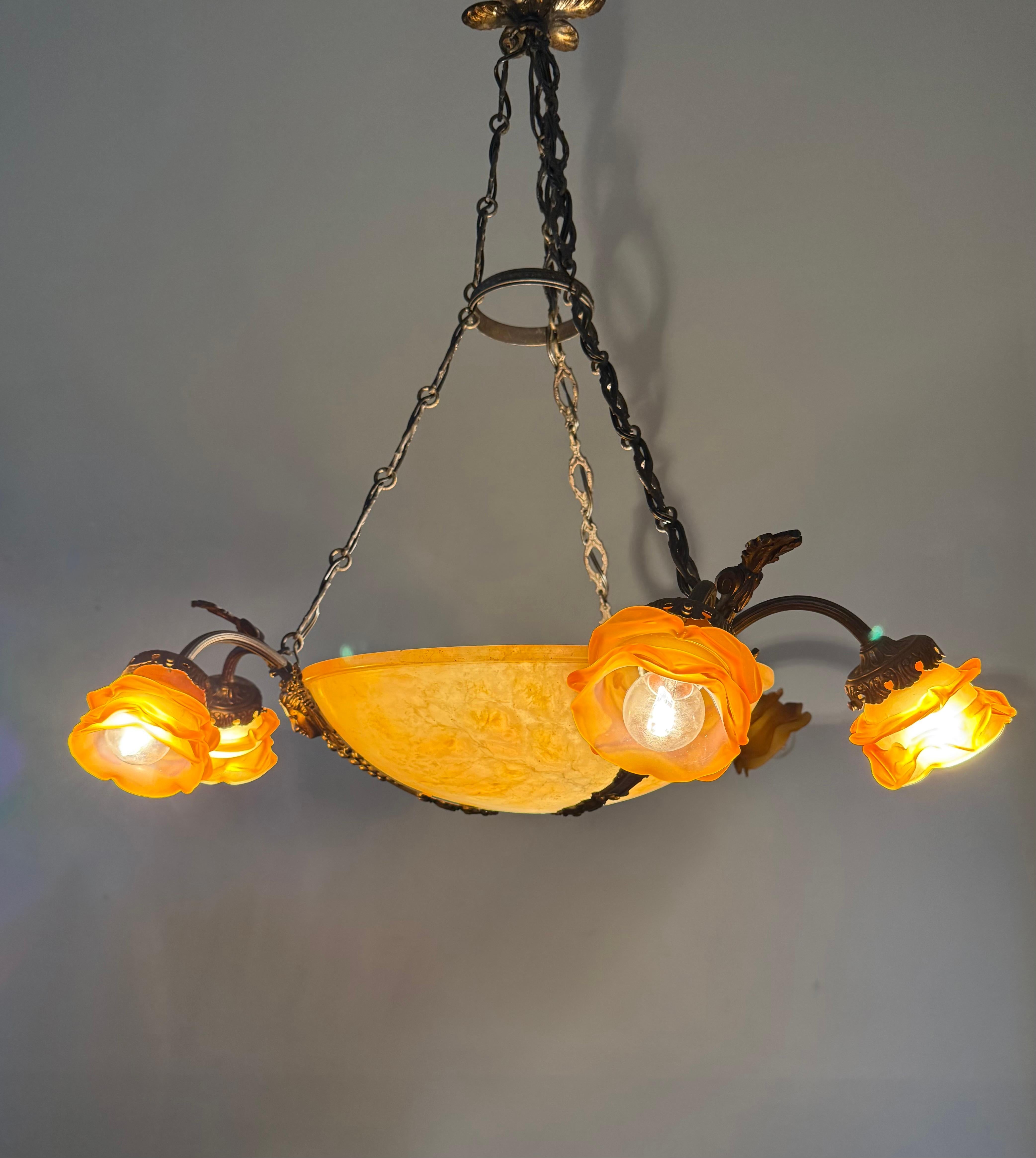 Lampadario / Ciondolo antico in alabastro w. Sculture e paralumi di dea in bronzo in vendita 5