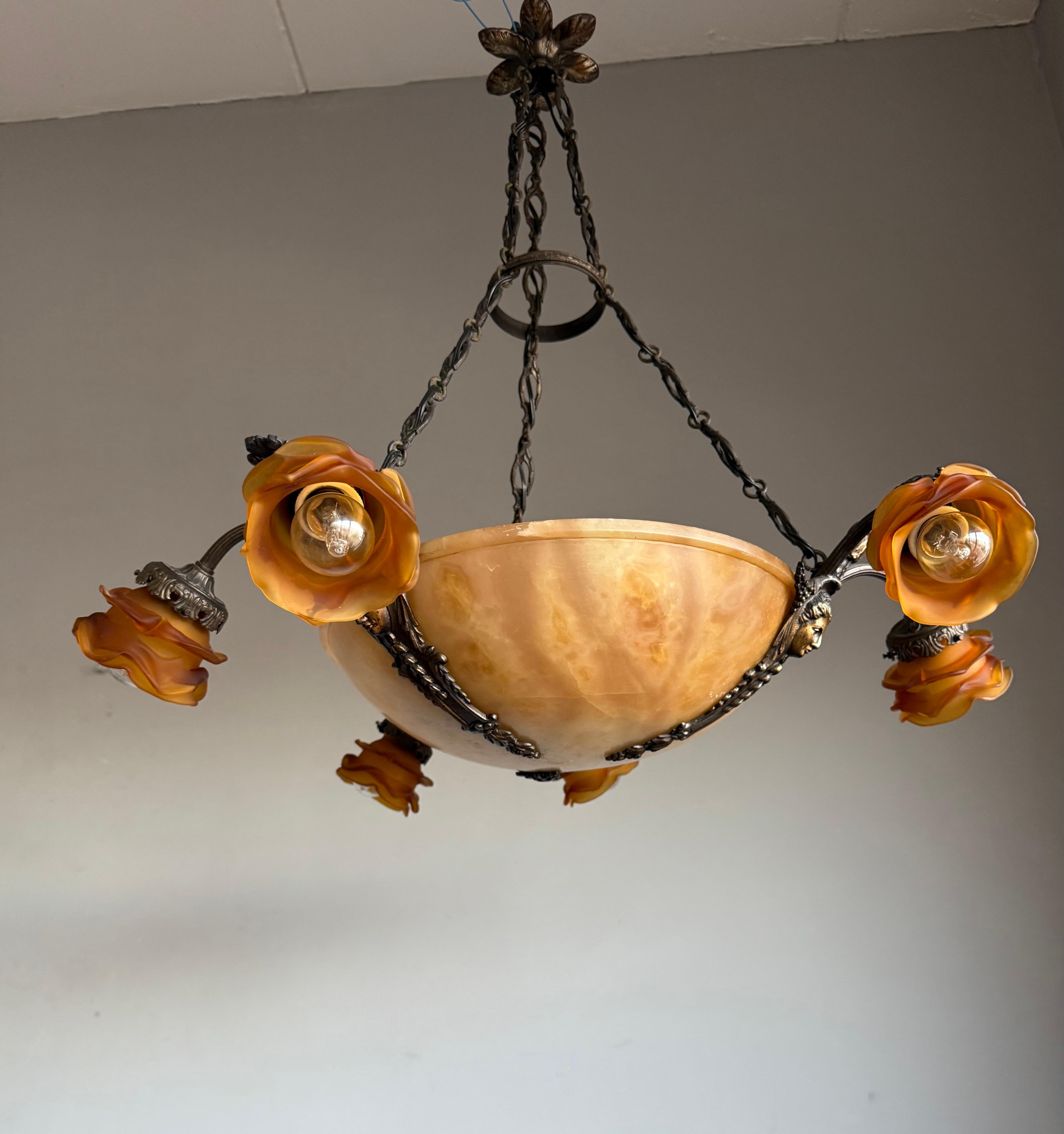Lampadario / Ciondolo antico in alabastro w. Sculture e paralumi di dea in bronzo in vendita 6