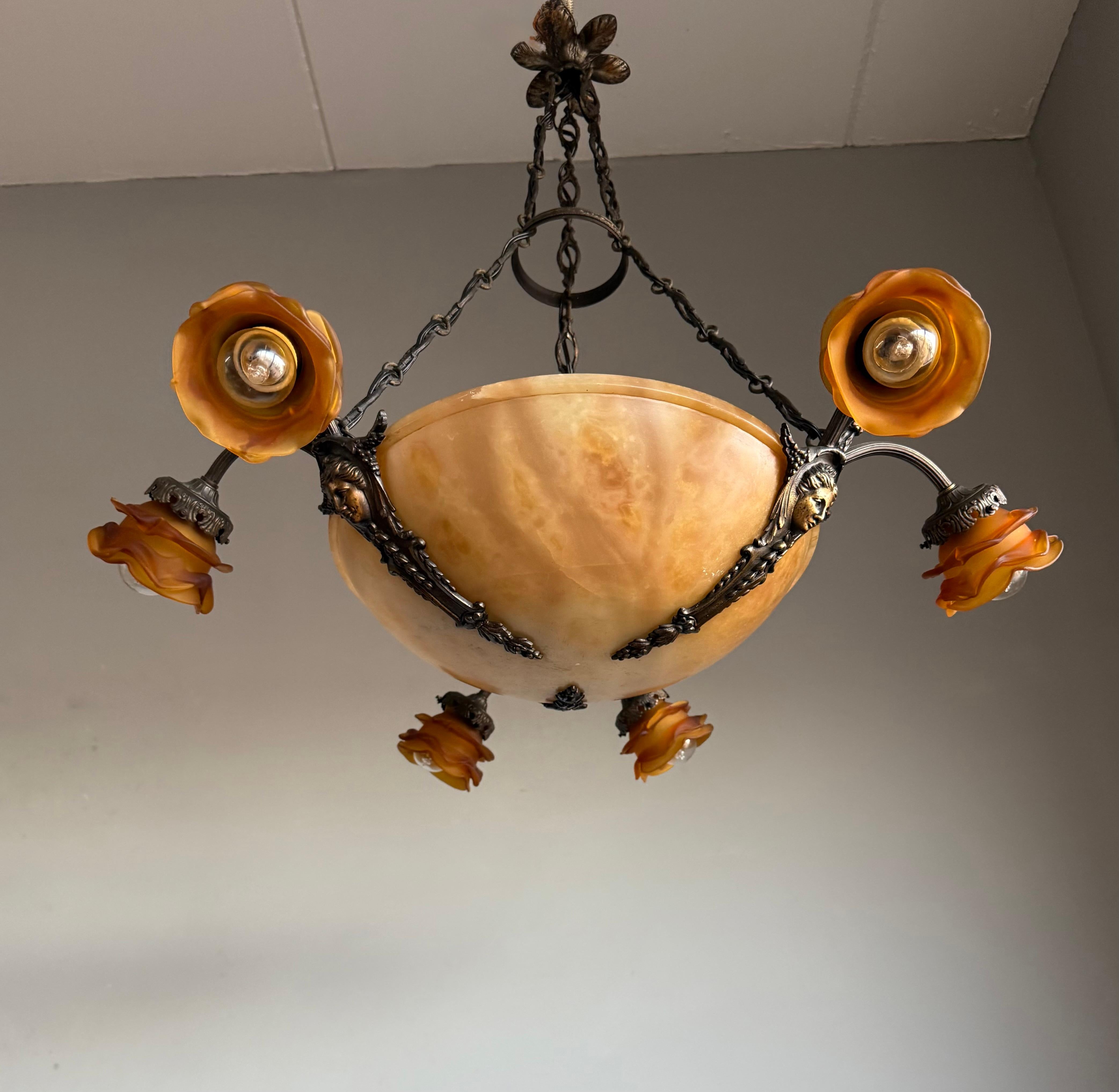 Lampadario / Ciondolo antico in alabastro w. Sculture e paralumi di dea in bronzo in vendita 7
