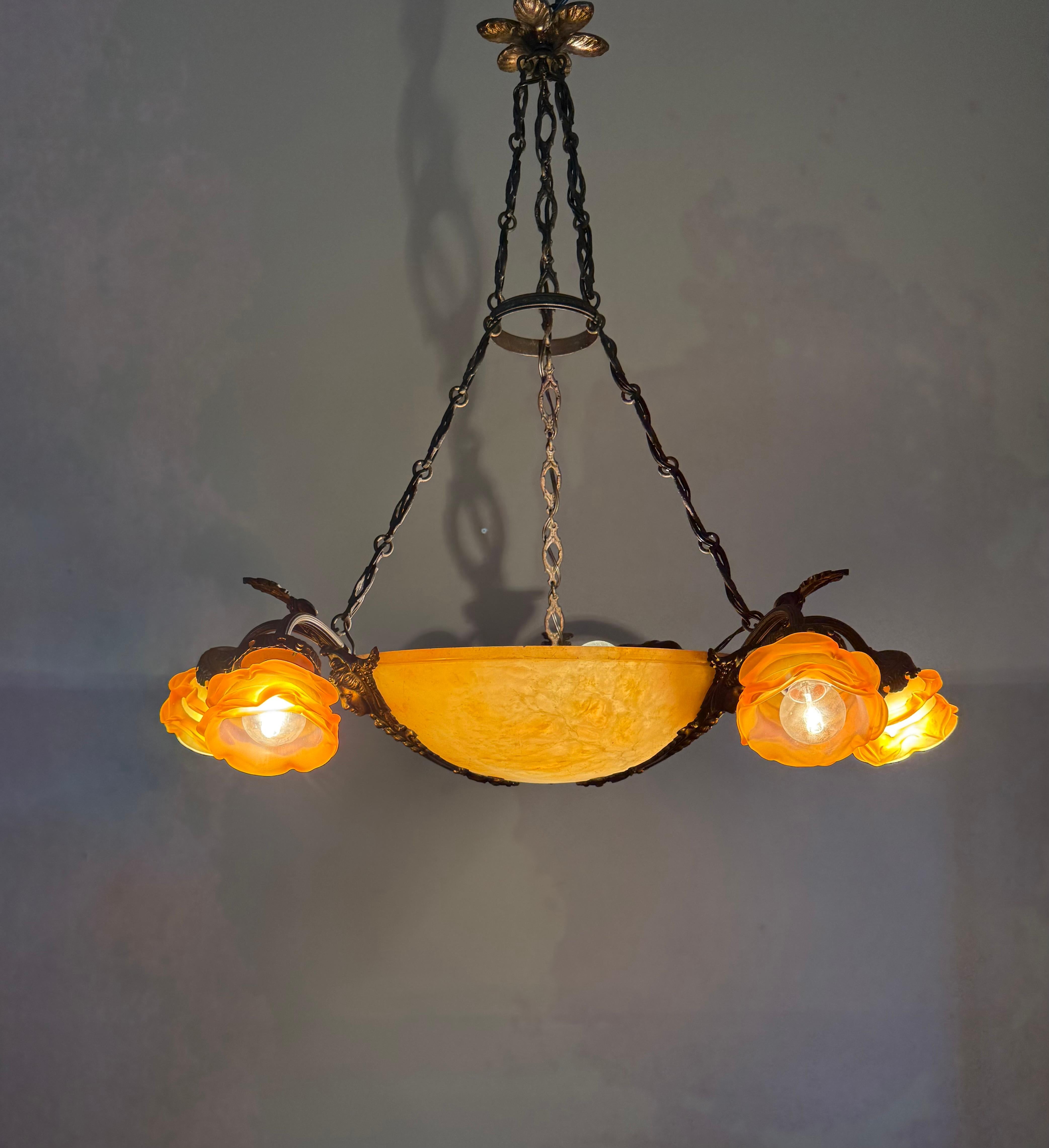 Lampadario / Ciondolo antico in alabastro w. Sculture e paralumi di dea in bronzo in vendita 8