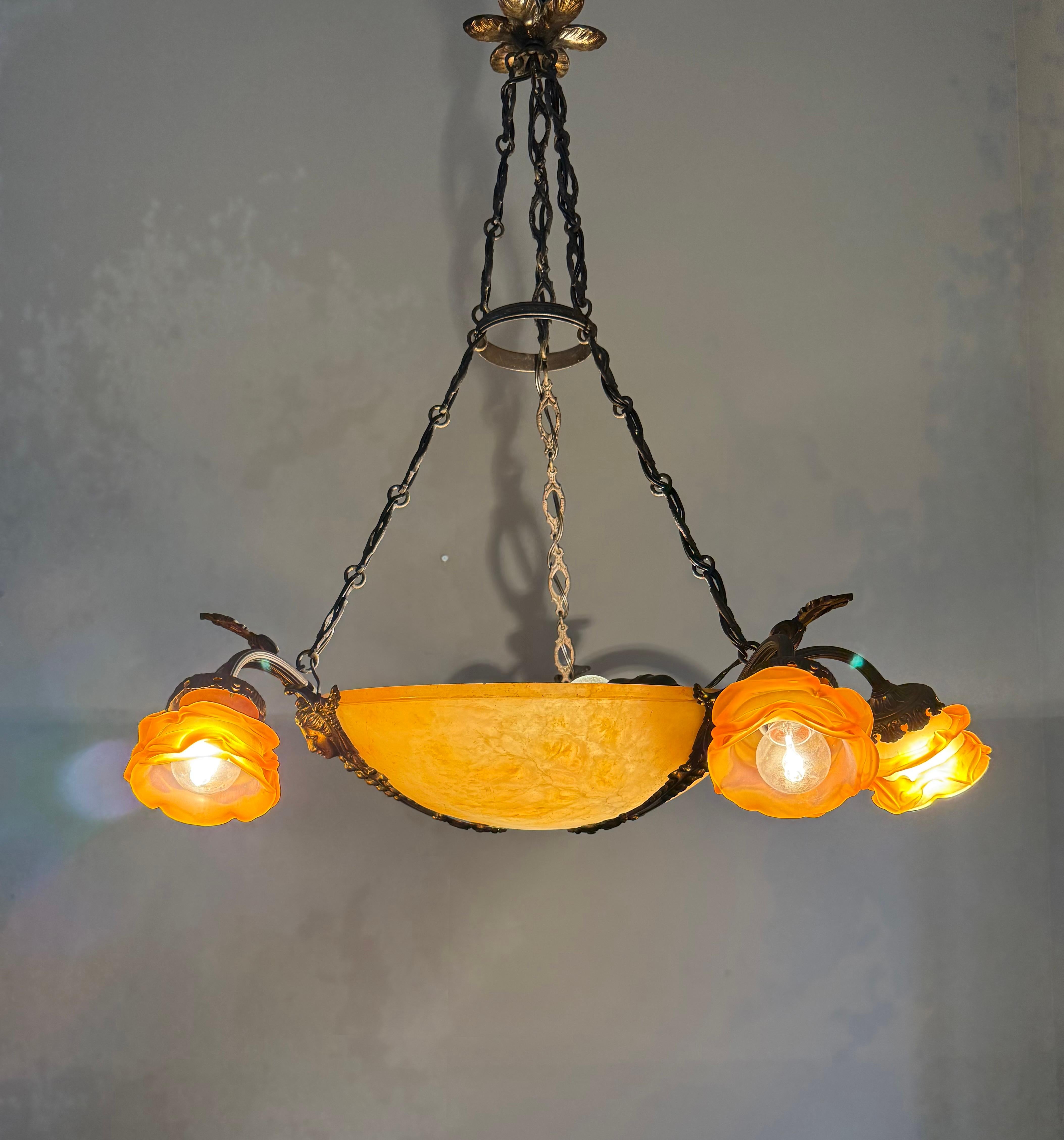 Lampadario / Ciondolo antico in alabastro w. Sculture e paralumi di dea in bronzo in vendita 9