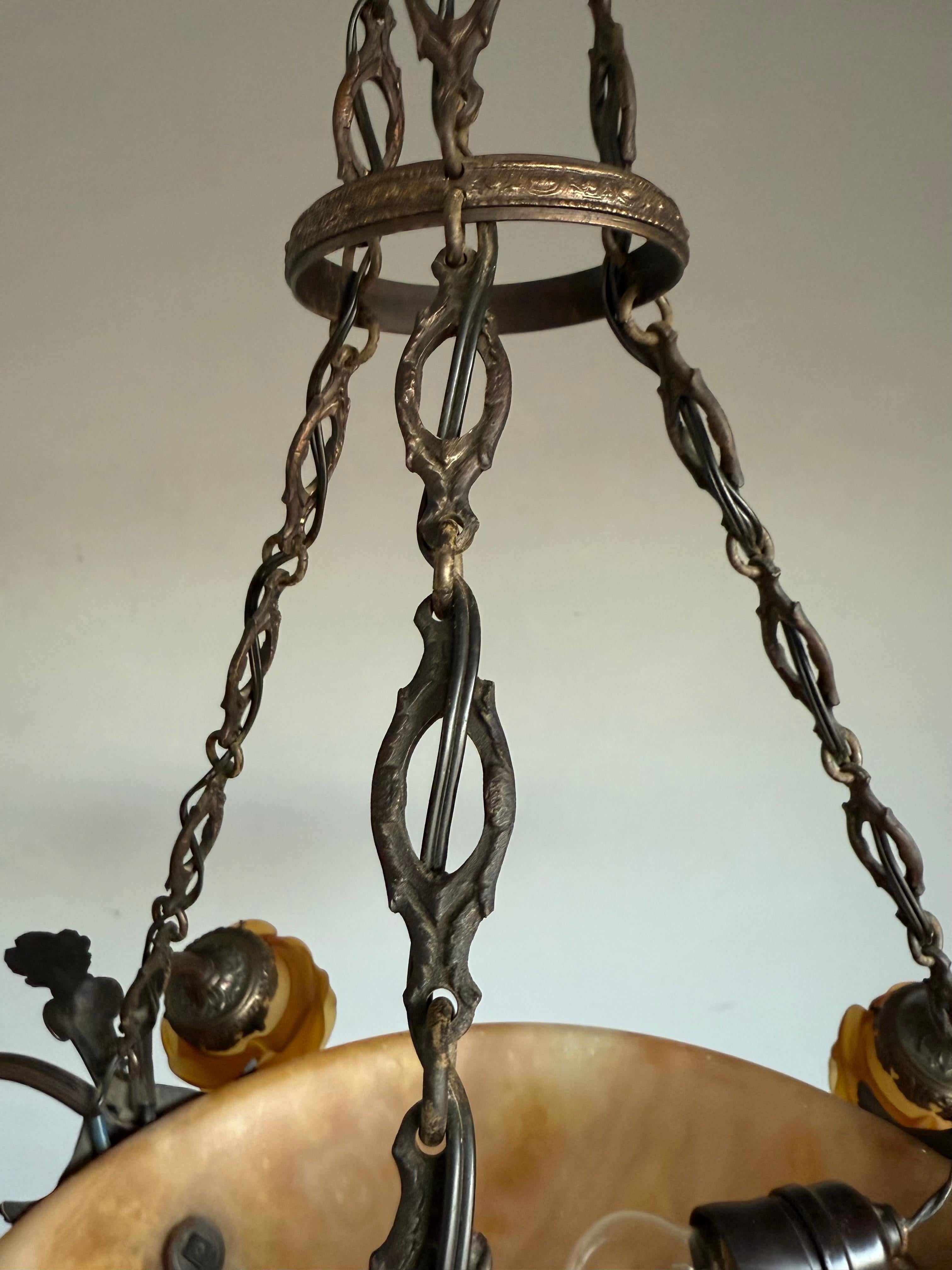 Lampadario / Ciondolo antico in alabastro w. Sculture e paralumi di dea in bronzo in vendita 11