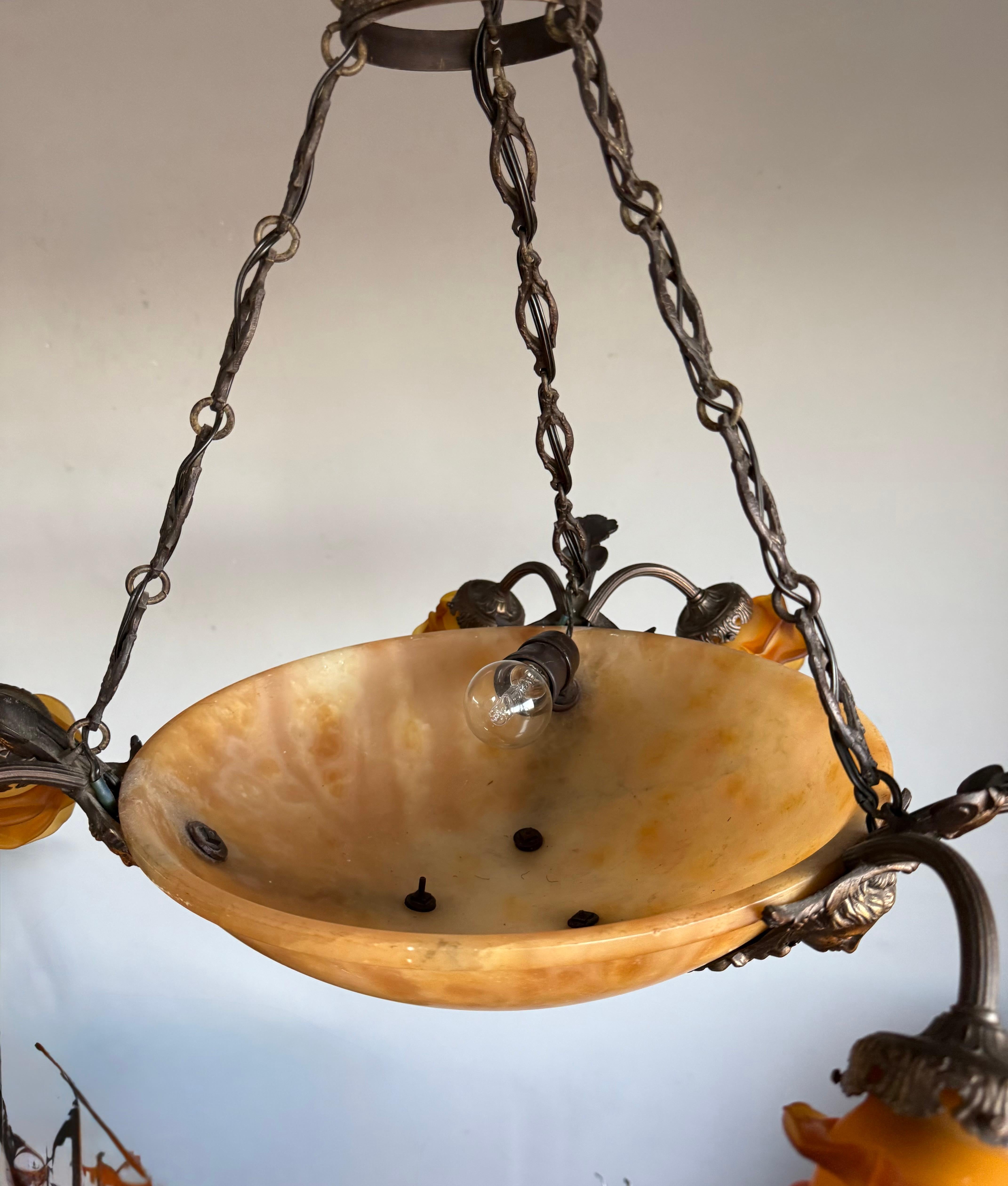 Lampadario / Ciondolo antico in alabastro w. Sculture e paralumi di dea in bronzo in vendita 12