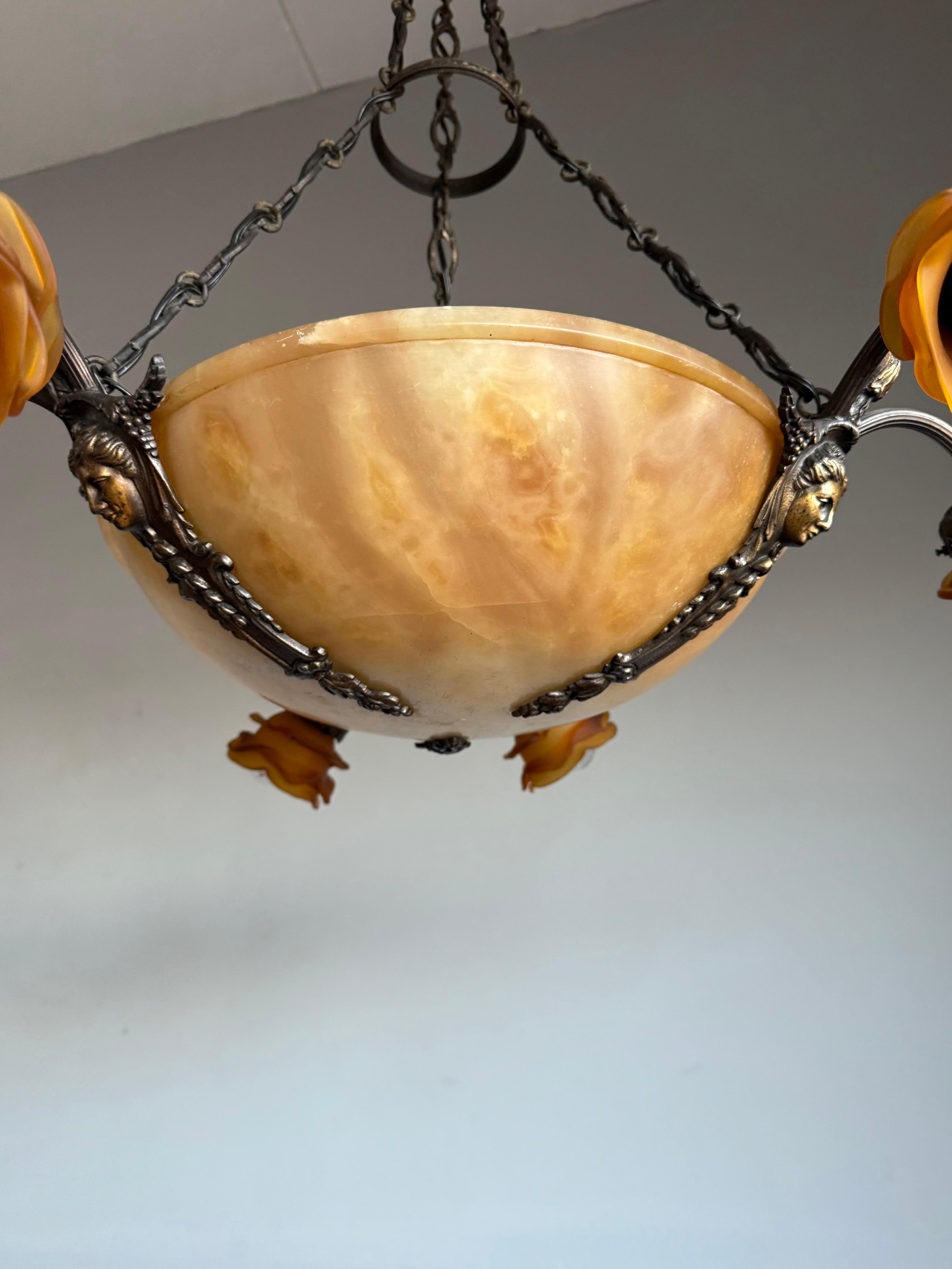 Neoimpero Lampadario / Ciondolo antico in alabastro w. Sculture e paralumi di dea in bronzo in vendita