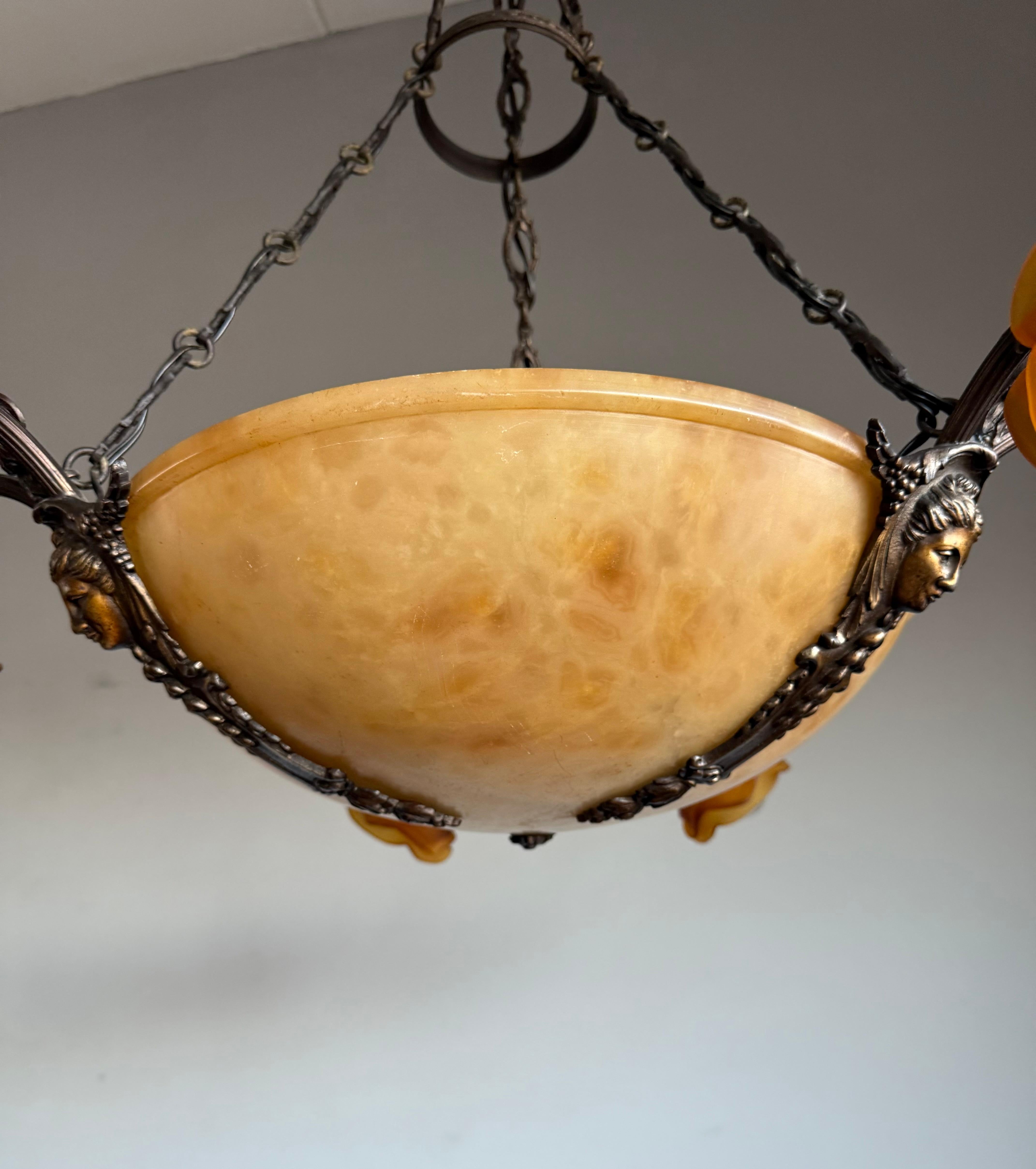 Francese Lampadario / Ciondolo antico in alabastro w. Sculture e paralumi di dea in bronzo in vendita
