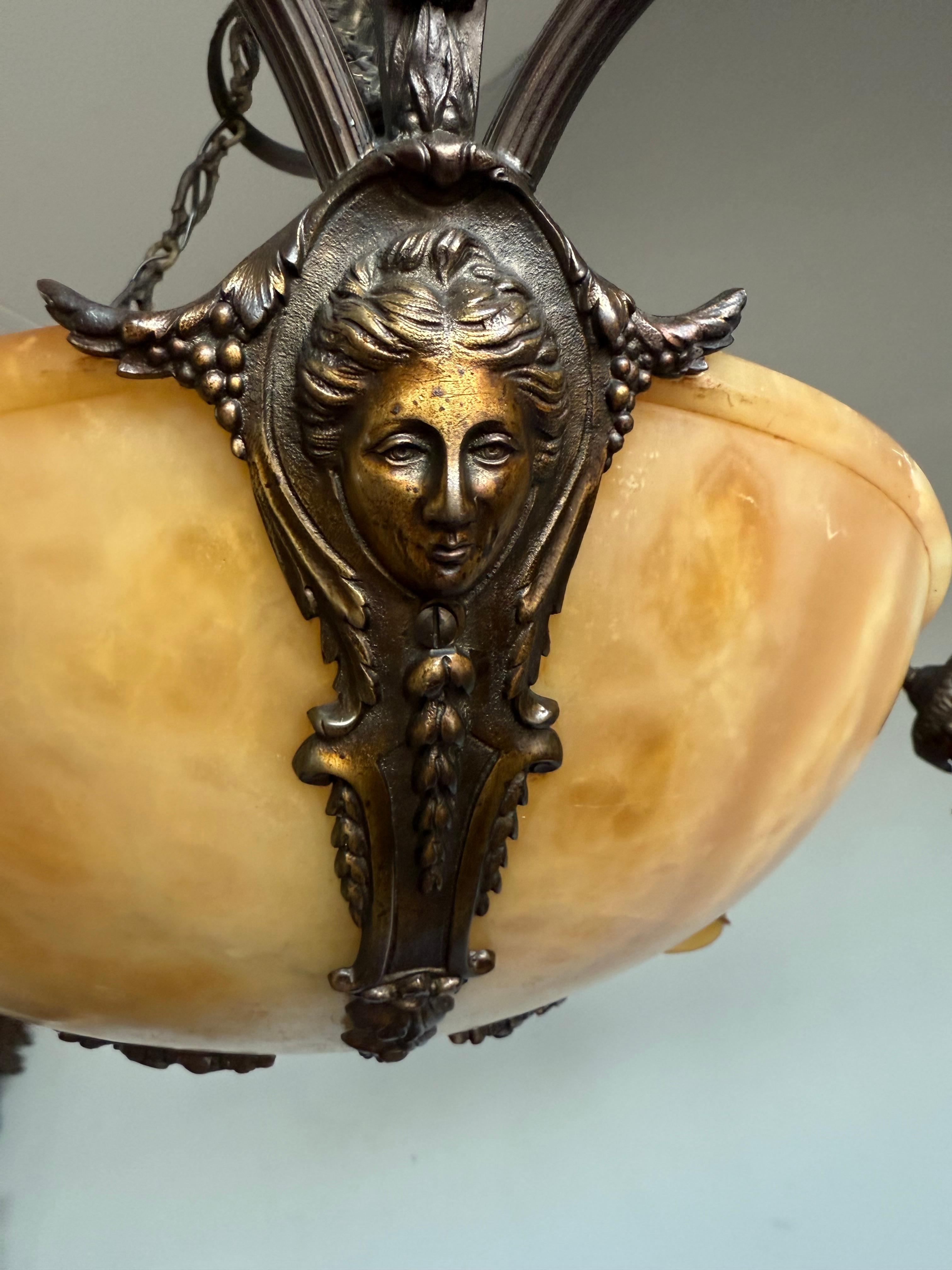 XX secolo Lampadario / Ciondolo antico in alabastro w. Sculture e paralumi di dea in bronzo in vendita