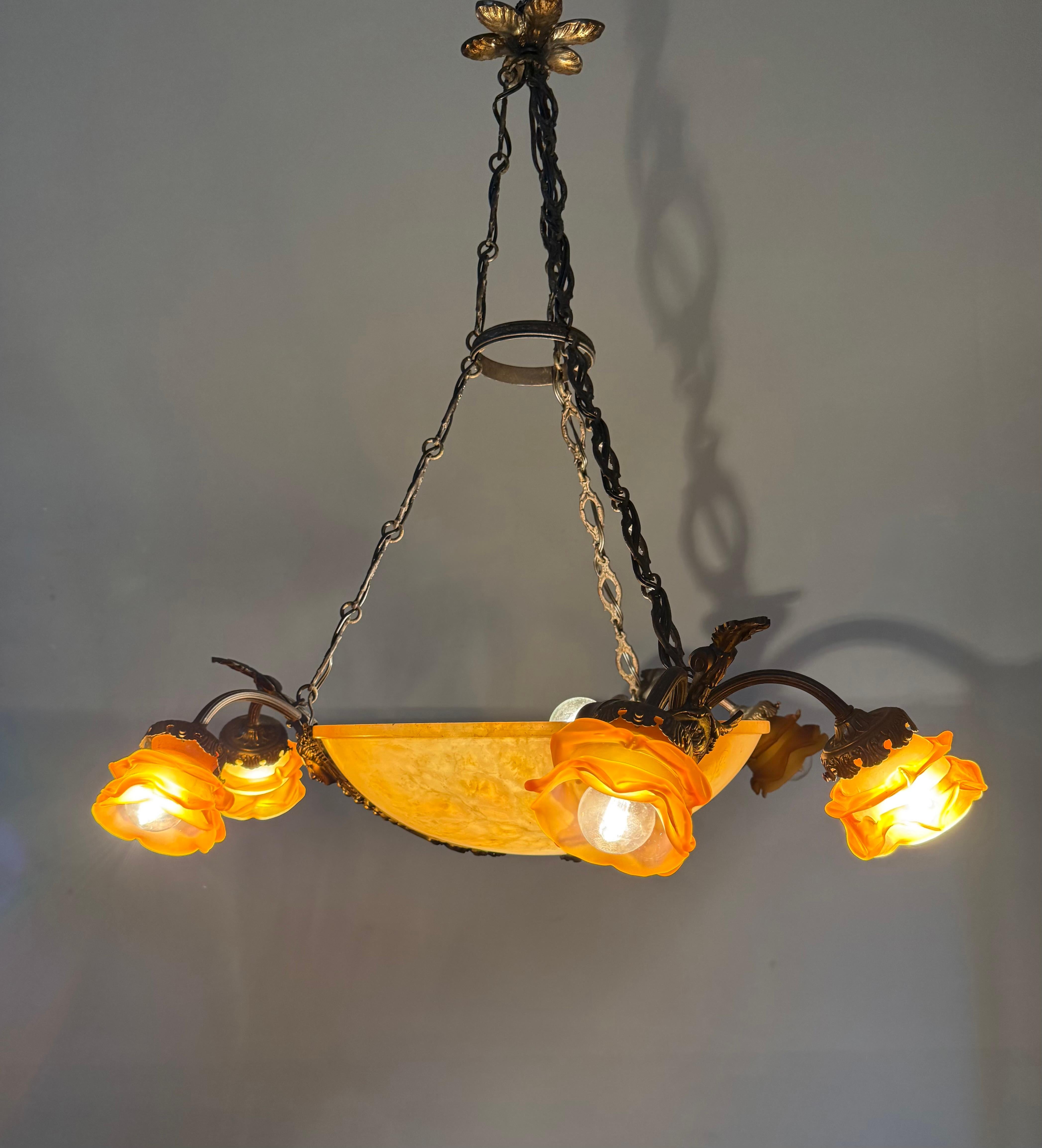 Ottone Lampadario / Ciondolo antico in alabastro w. Sculture e paralumi di dea in bronzo in vendita