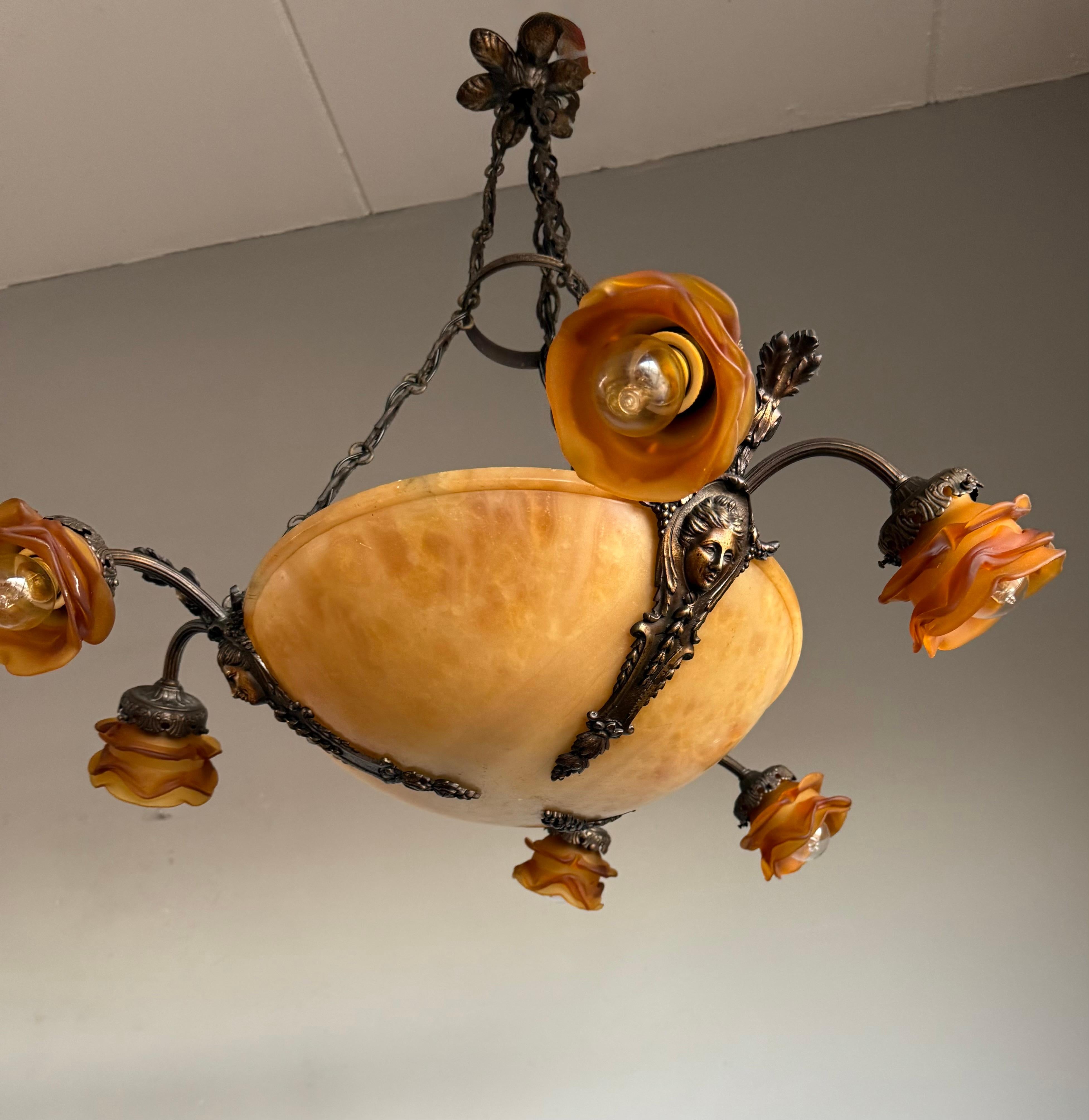 Lampadario / Ciondolo antico in alabastro w. Sculture e paralumi di dea in bronzo in vendita 1