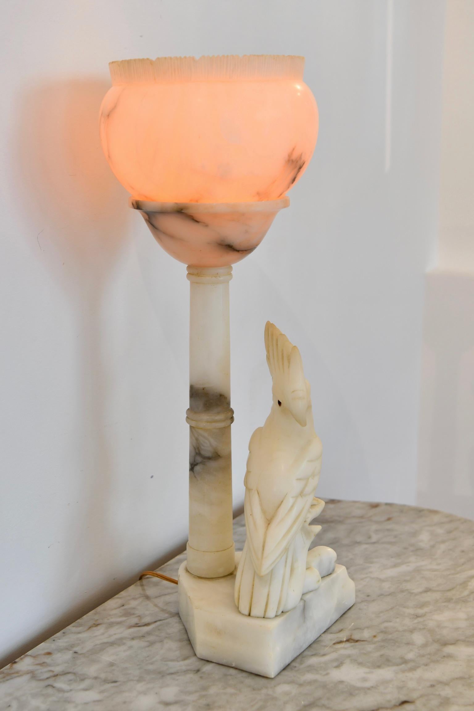 Lampe Cockatoo ancienne en albâtre en vente 4