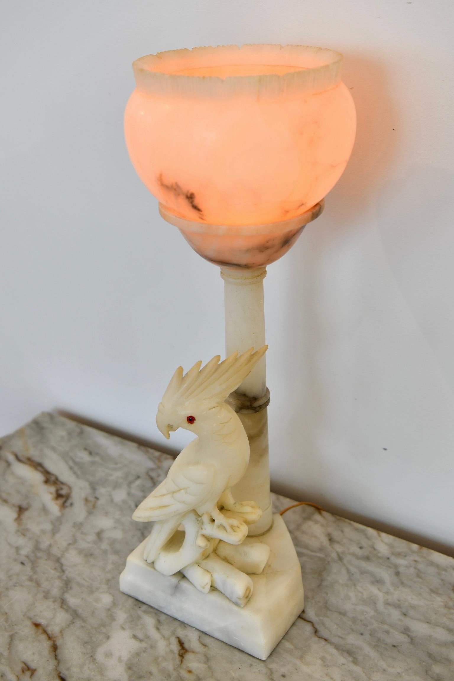 Lampe Cockatoo ancienne en albâtre en vente 6
