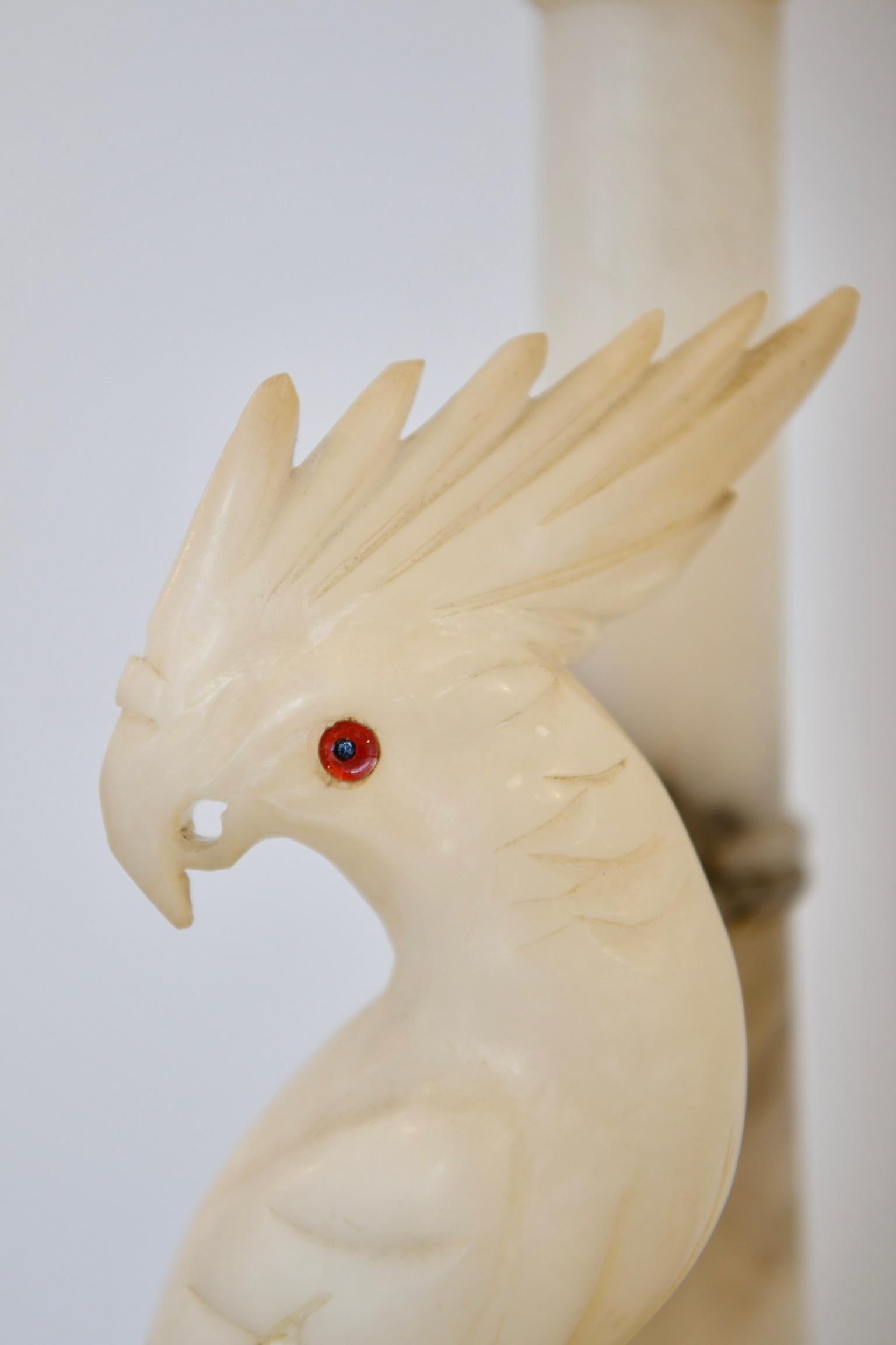 Européen Lampe Cockatoo ancienne en albâtre en vente