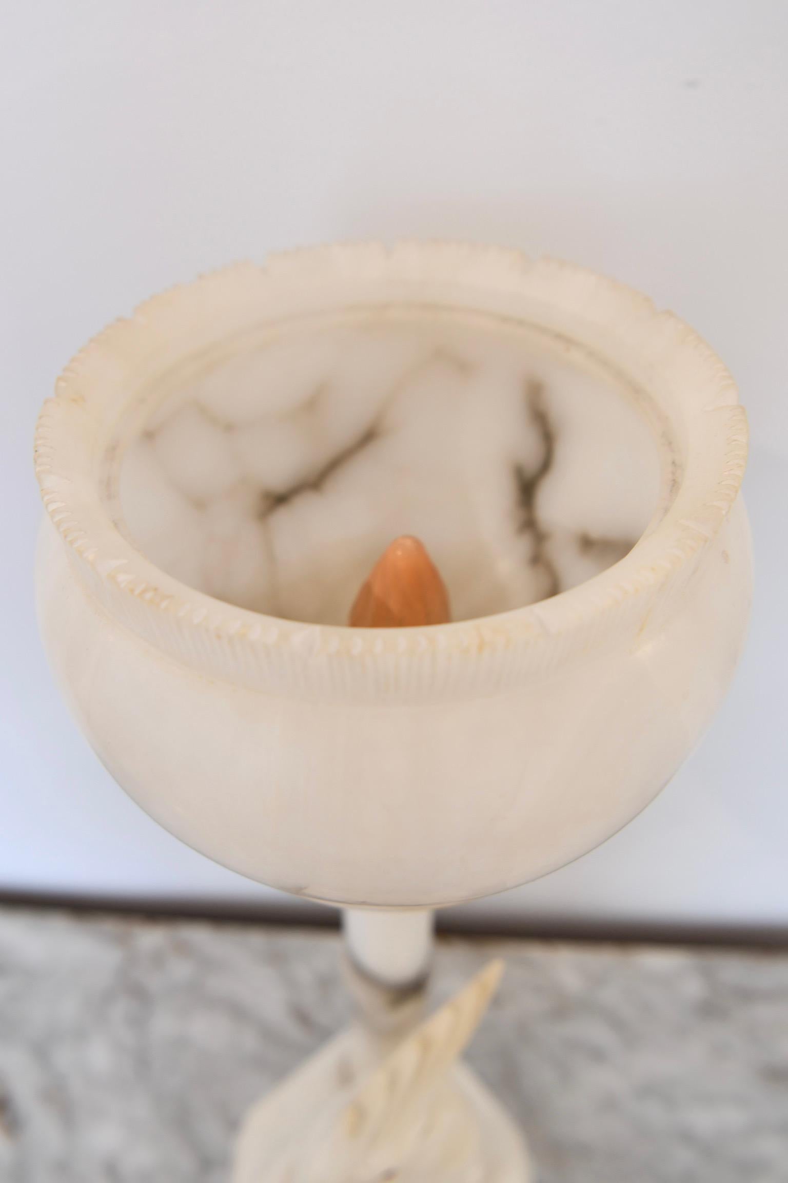 Antike Alabaster-Kuckatoo-Lampe im Angebot 1