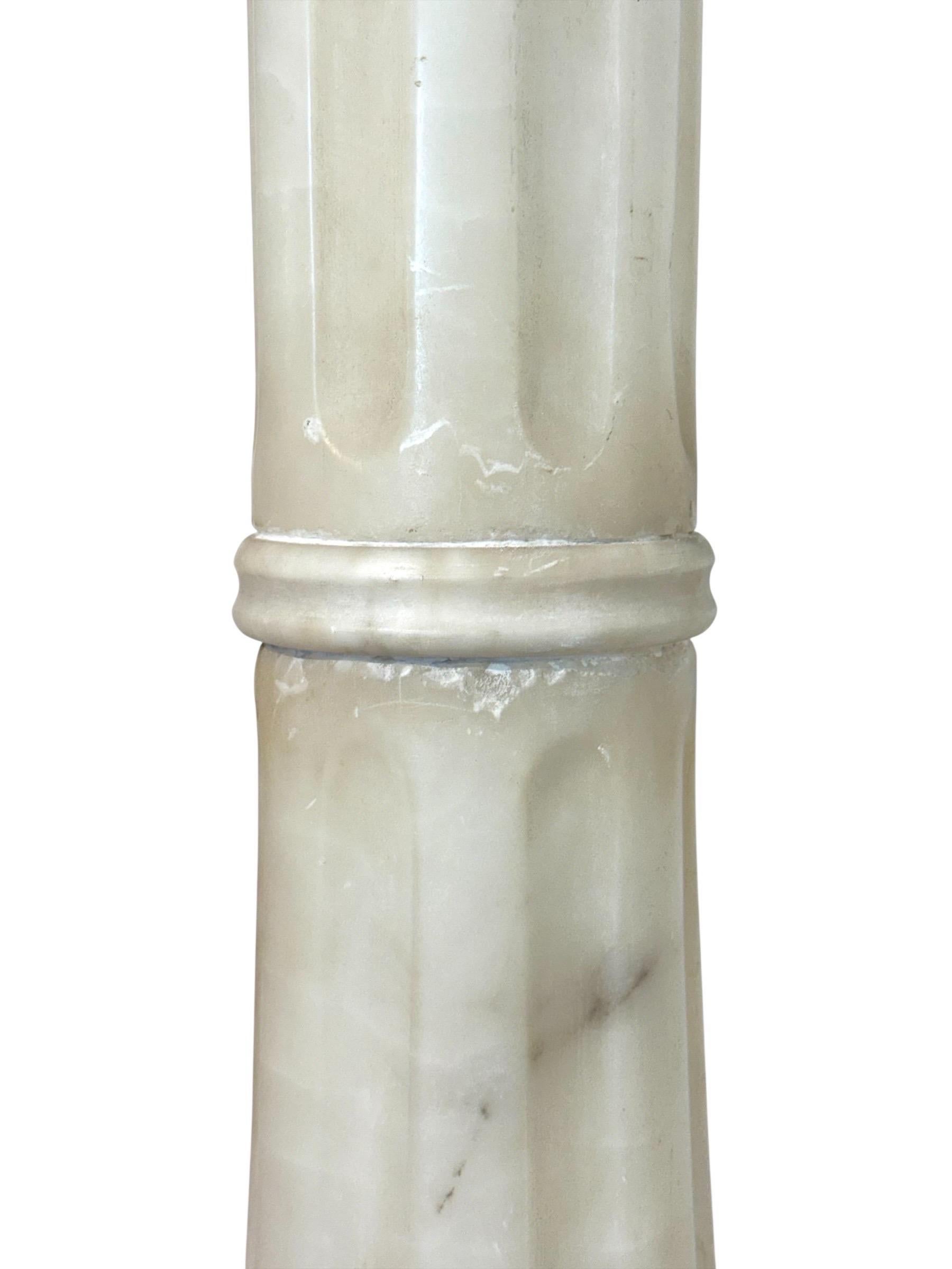 Antiker Alabaster-Säulensockel mit geschnitzten Motiven im Angebot 4
