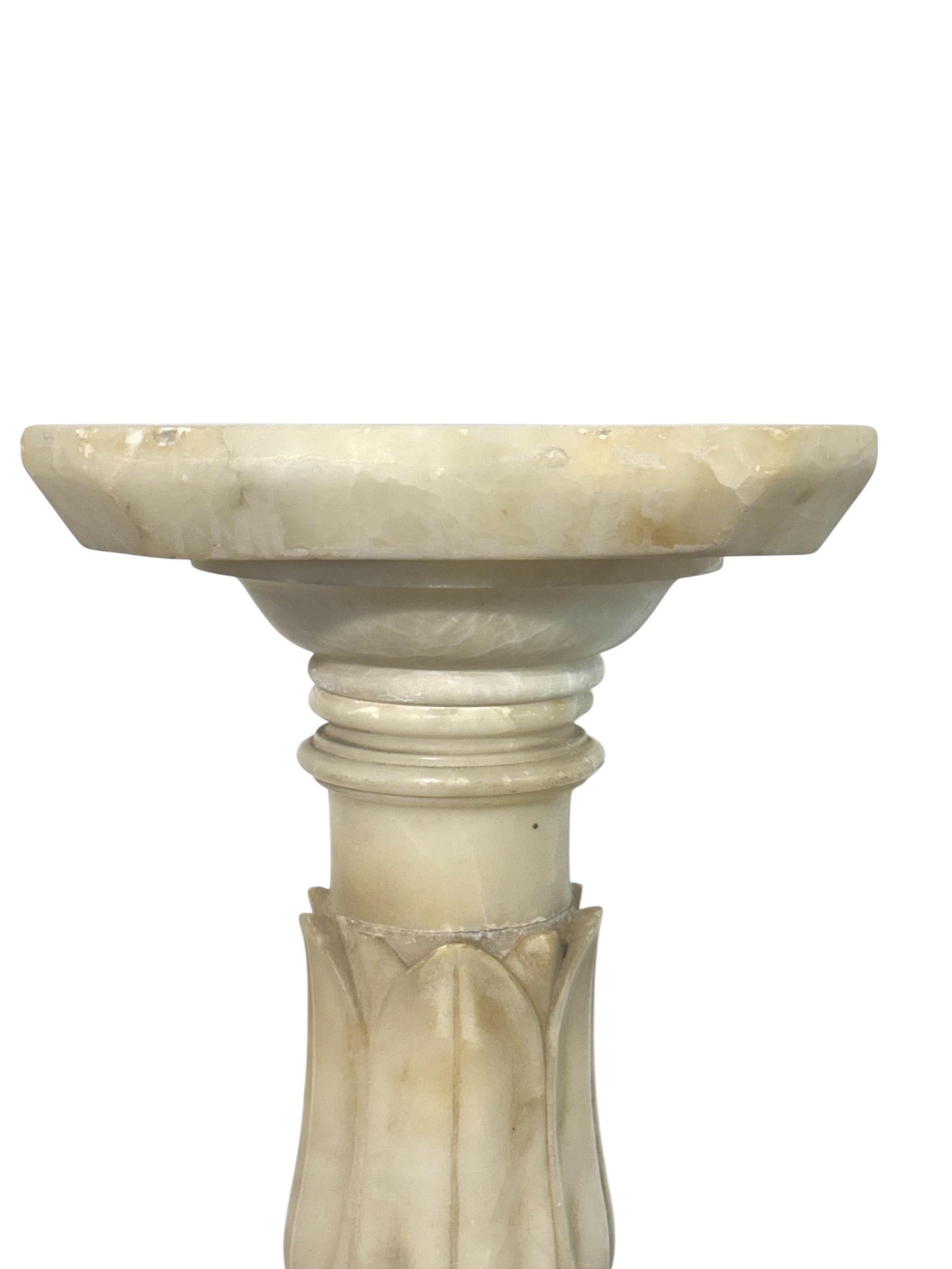 Antiker Alabaster-Säulensockel mit geschnitzten Motiven im Angebot 5