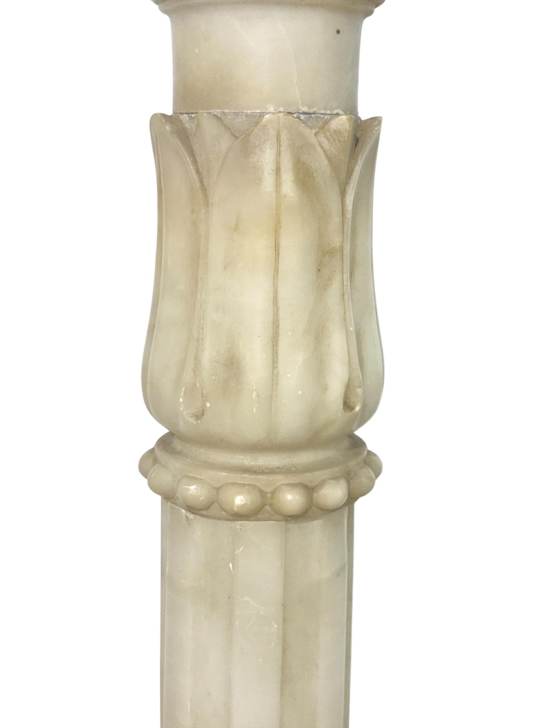 Antiker Alabaster-Säulensockel mit geschnitzten Motiven im Angebot 6
