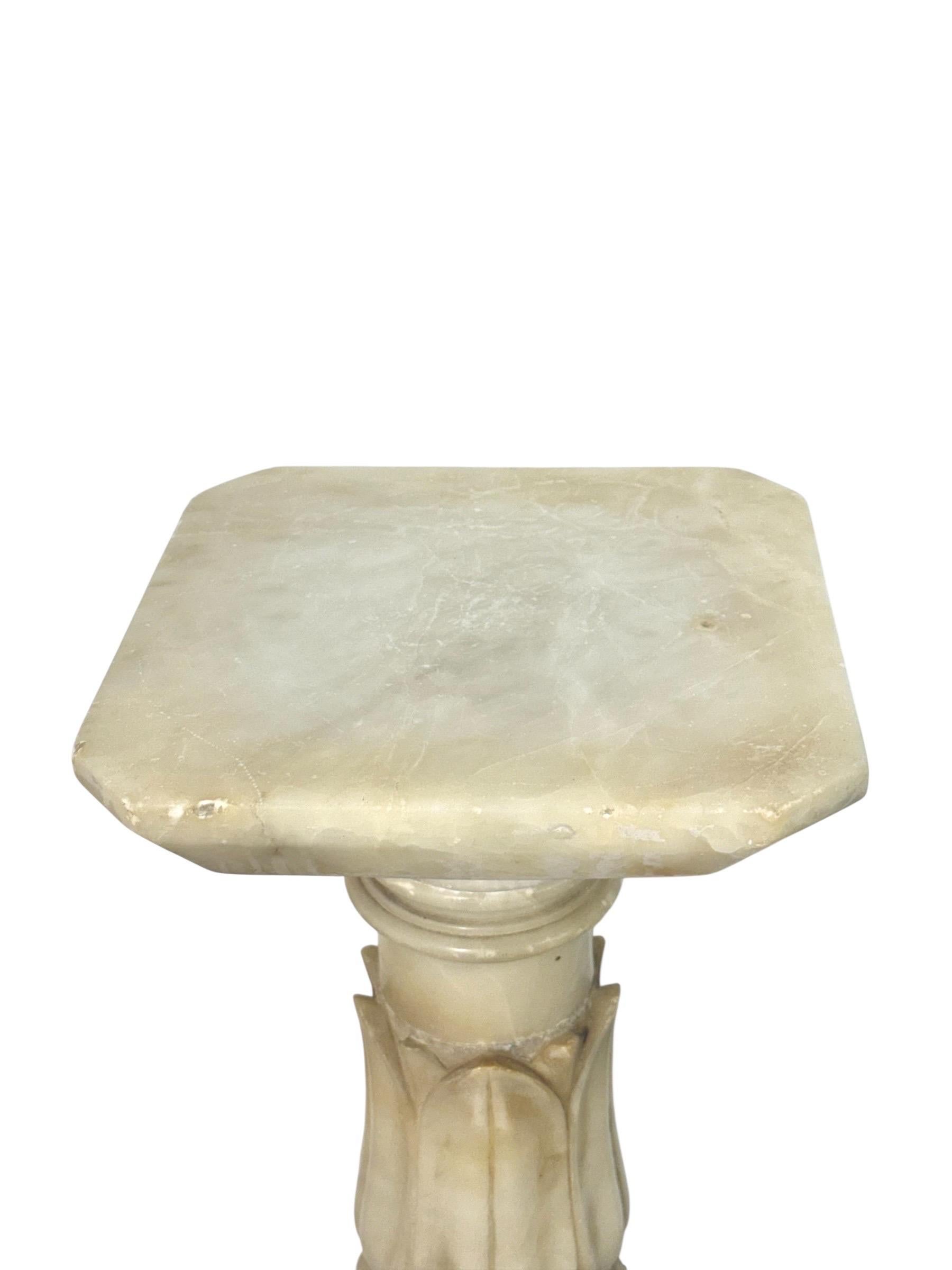 Antiker Alabaster-Säulensockel mit geschnitzten Motiven im Angebot 7
