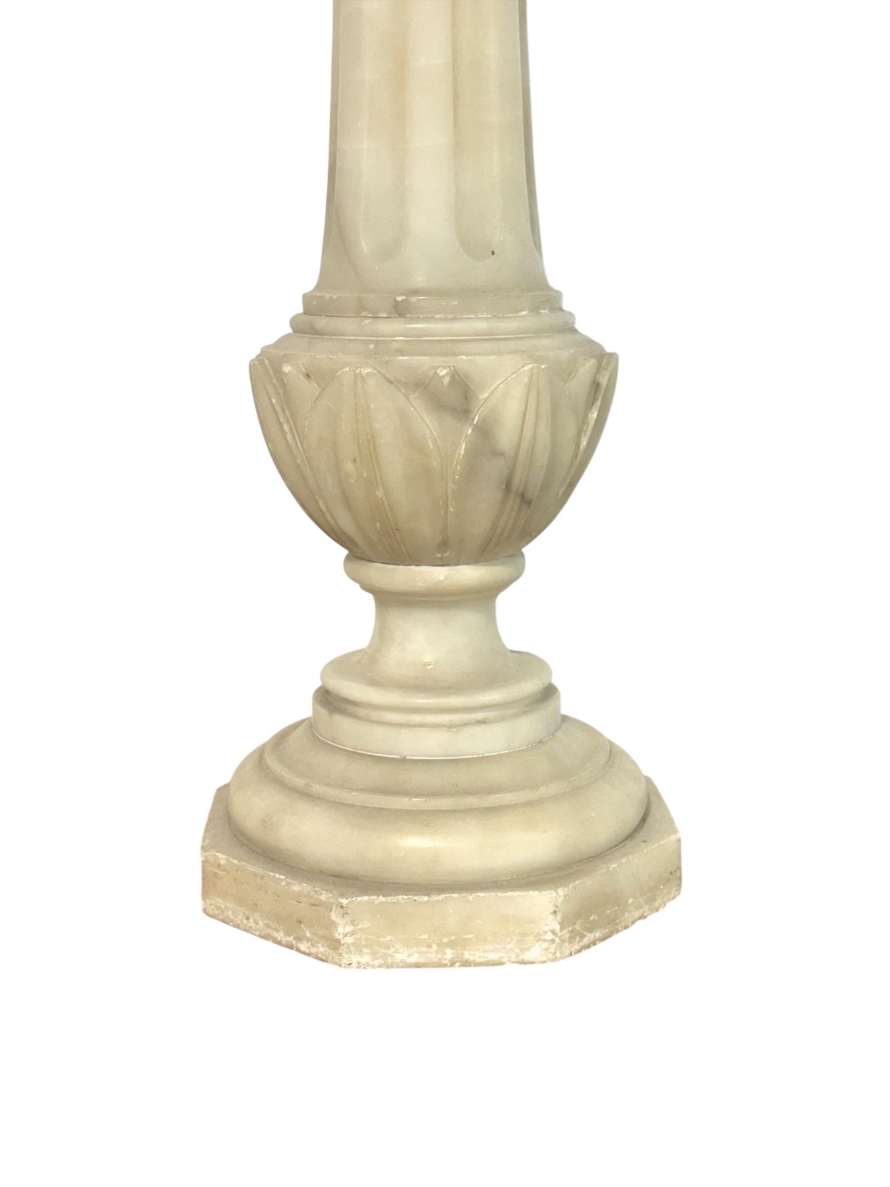 Antiker Alabaster-Säulensockel mit geschnitzten Motiven im Angebot 9