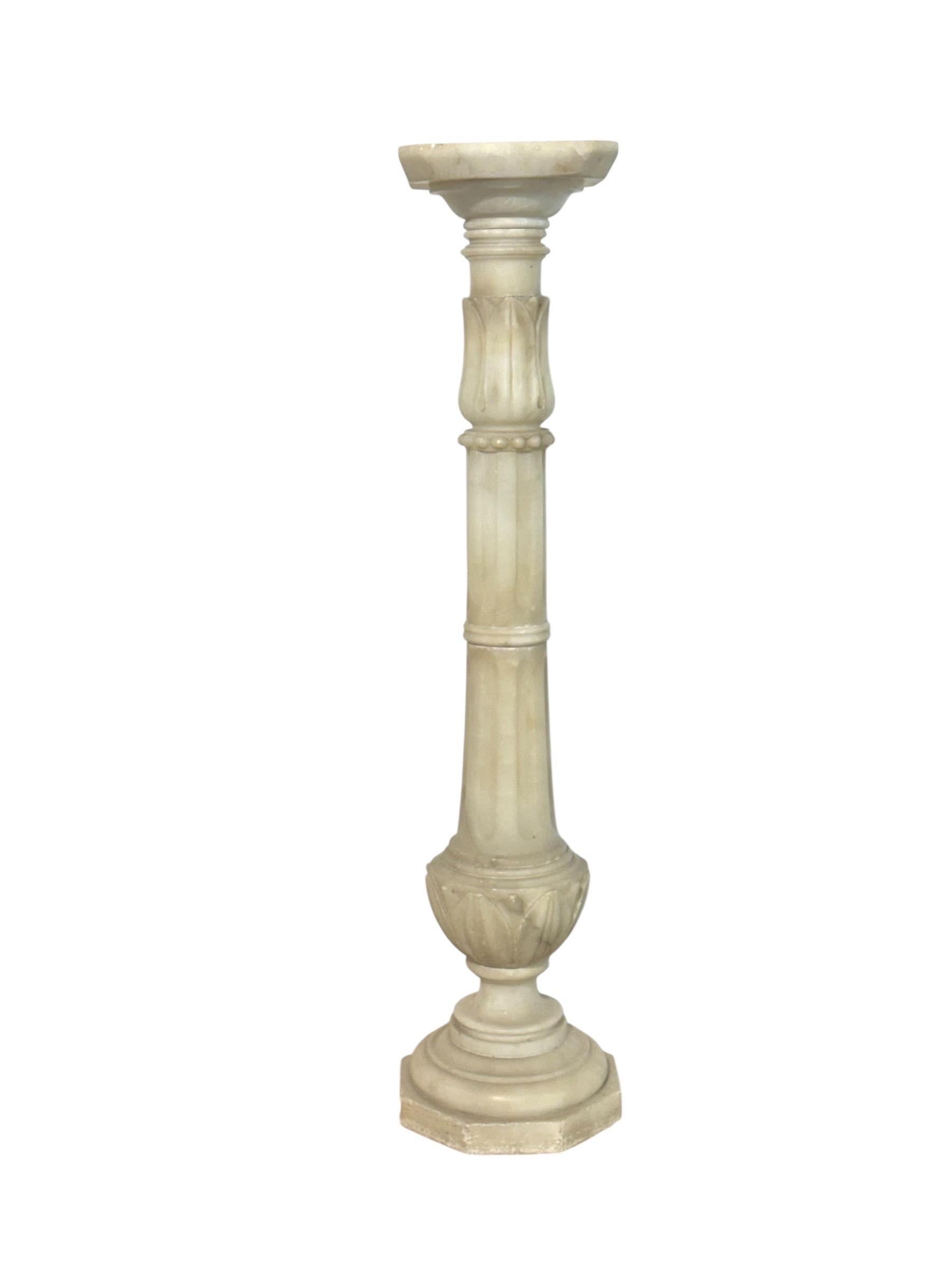 Antiker Alabaster-Säulensockel mit geschnitzten Motiven im Angebot 10