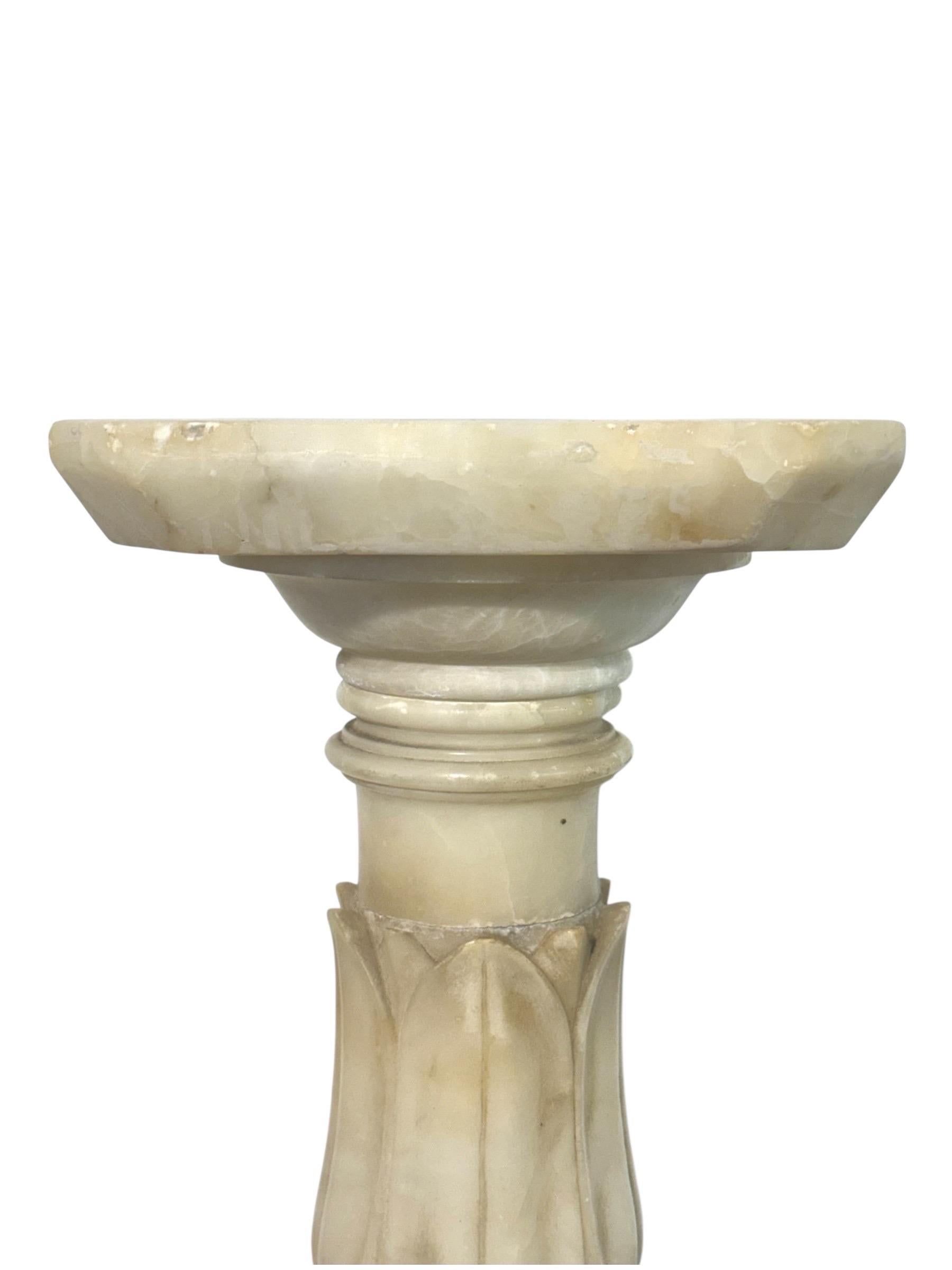 Antiker Alabaster-Säulensockel mit geschnitzten Motiven im Angebot 11
