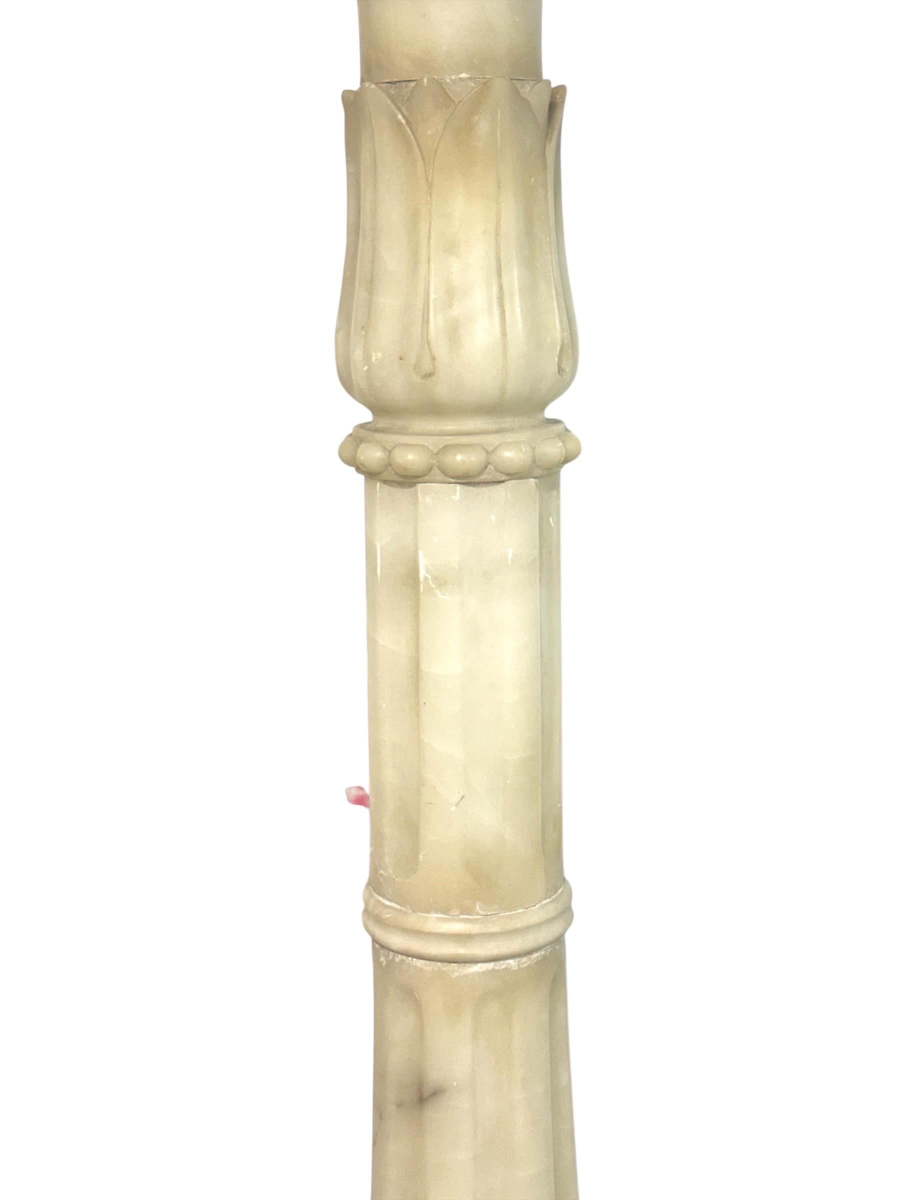 Antiker Alabaster-Säulensockel mit geschnitzten Motiven im Angebot 12