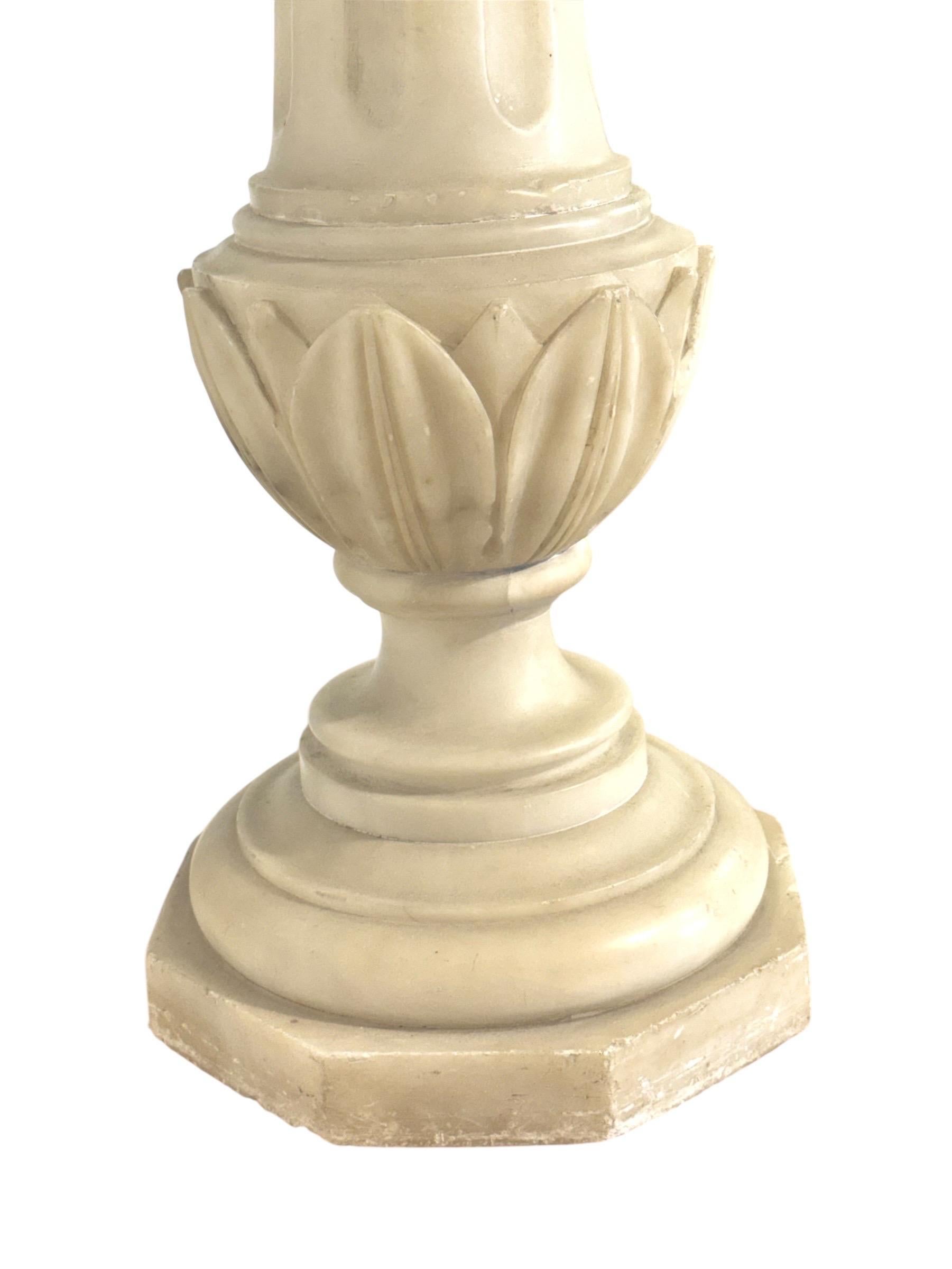 Dieser elegante Säulensockel aus dem 19. Jahrhundert, fein geschnitzt aus cremeweißem Alabaster, ist ein raffiniertes Dekorationsstück, das sowohl die klassische Inspiration als auch den Geschmack für neoklassische Ornamente widerspiegelt, der im
