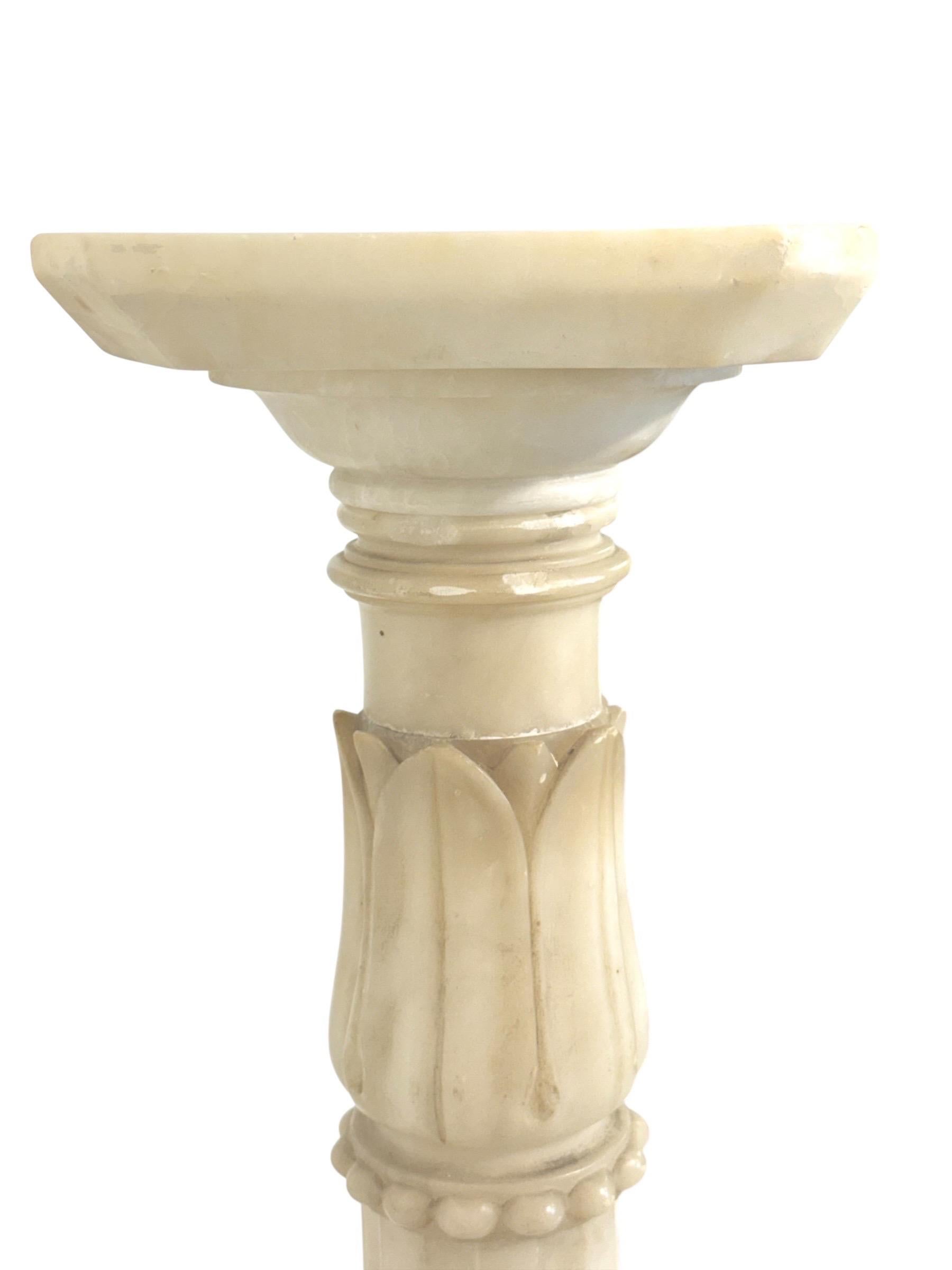 Antiker Alabaster-Säulensockel mit geschnitzten Motiven (Französisch) im Angebot