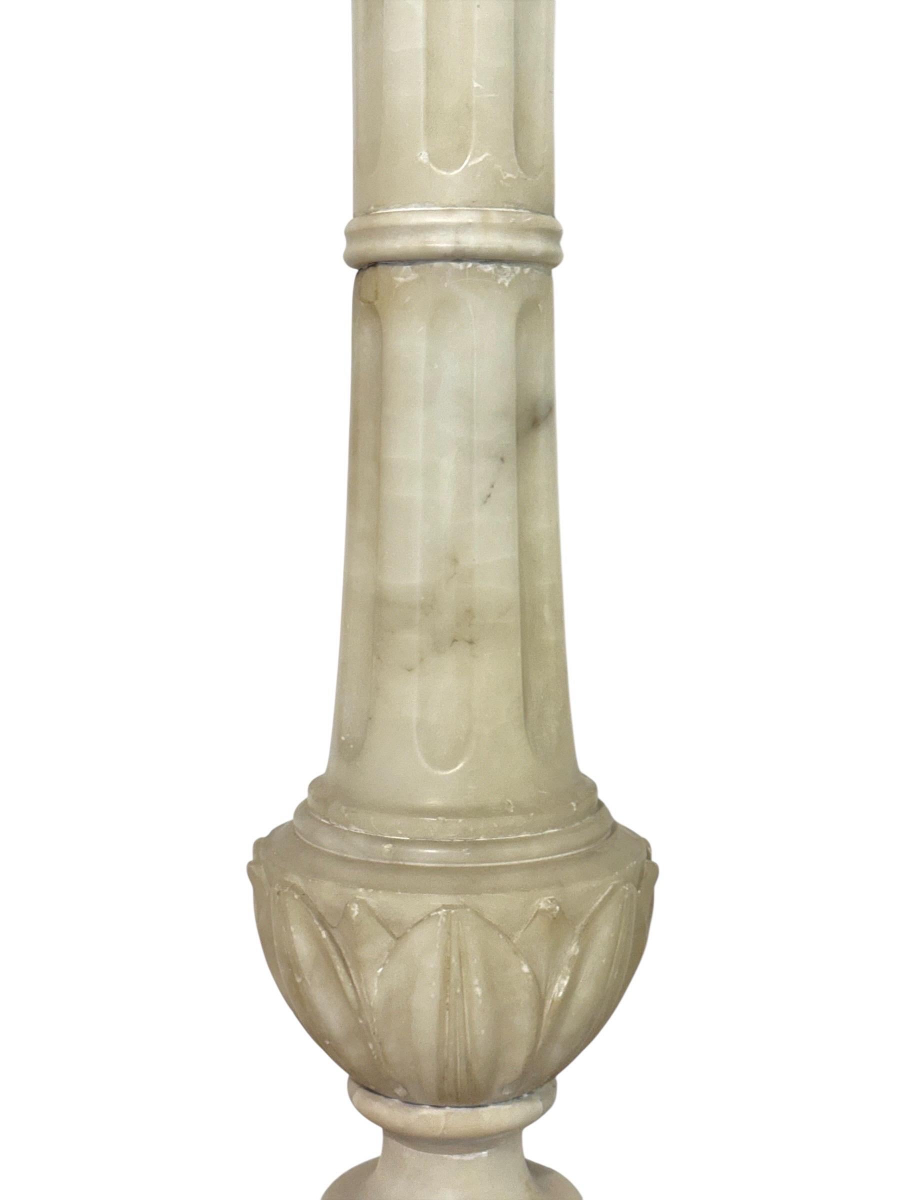 Antiker Alabaster-Säulensockel mit geschnitzten Motiven (Handgeschnitzt) im Angebot