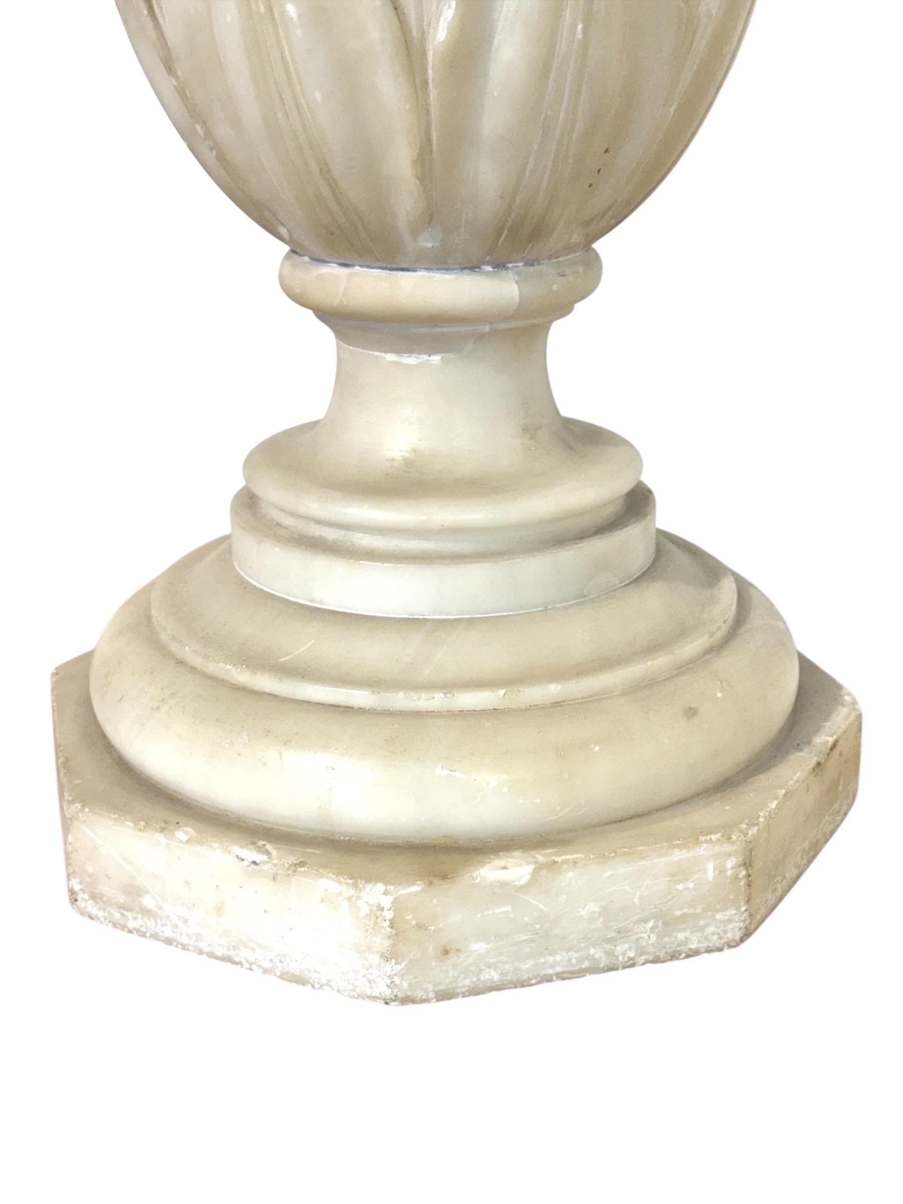 Antiker Alabaster-Säulensockel mit geschnitzten Motiven im Zustand „Gut“ im Angebot in LA CIOTAT, FR