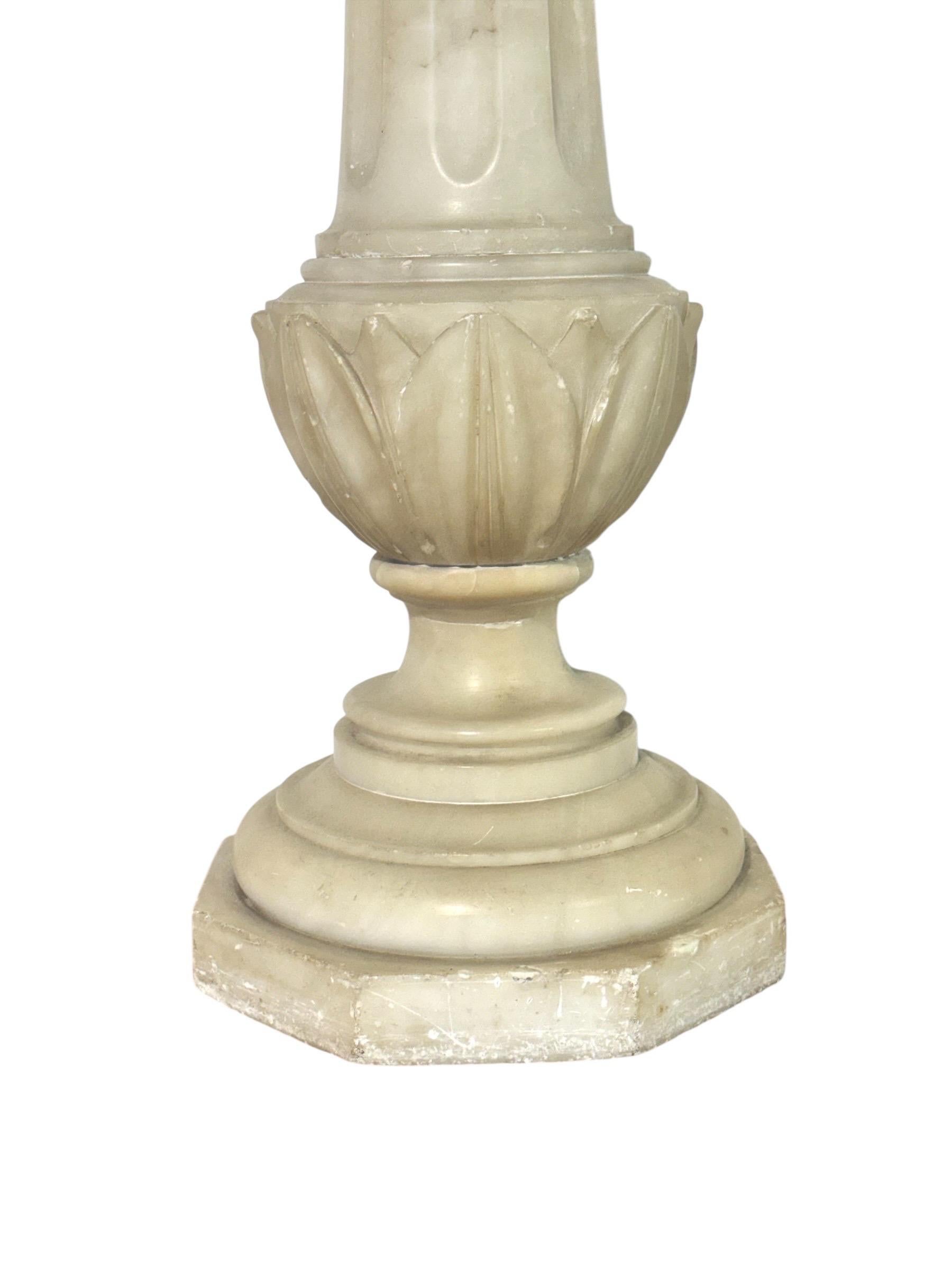 Antiker Alabaster-Säulensockel mit geschnitzten Motiven (19. Jahrhundert) im Angebot
