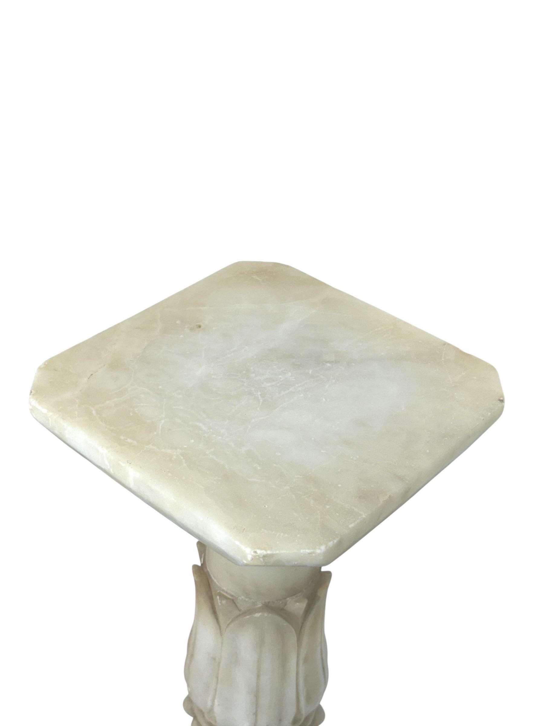 Antiker Alabaster-Säulensockel mit geschnitzten Motiven im Angebot 1
