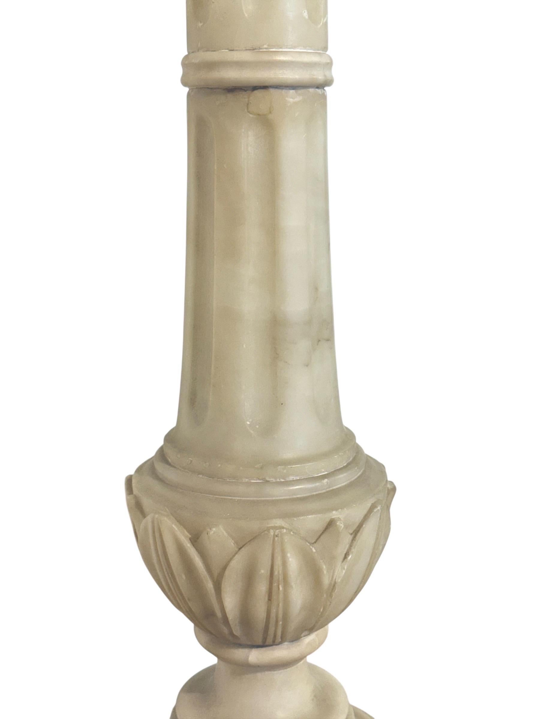 Antiker Alabaster-Säulensockel mit geschnitzten Motiven im Angebot 2